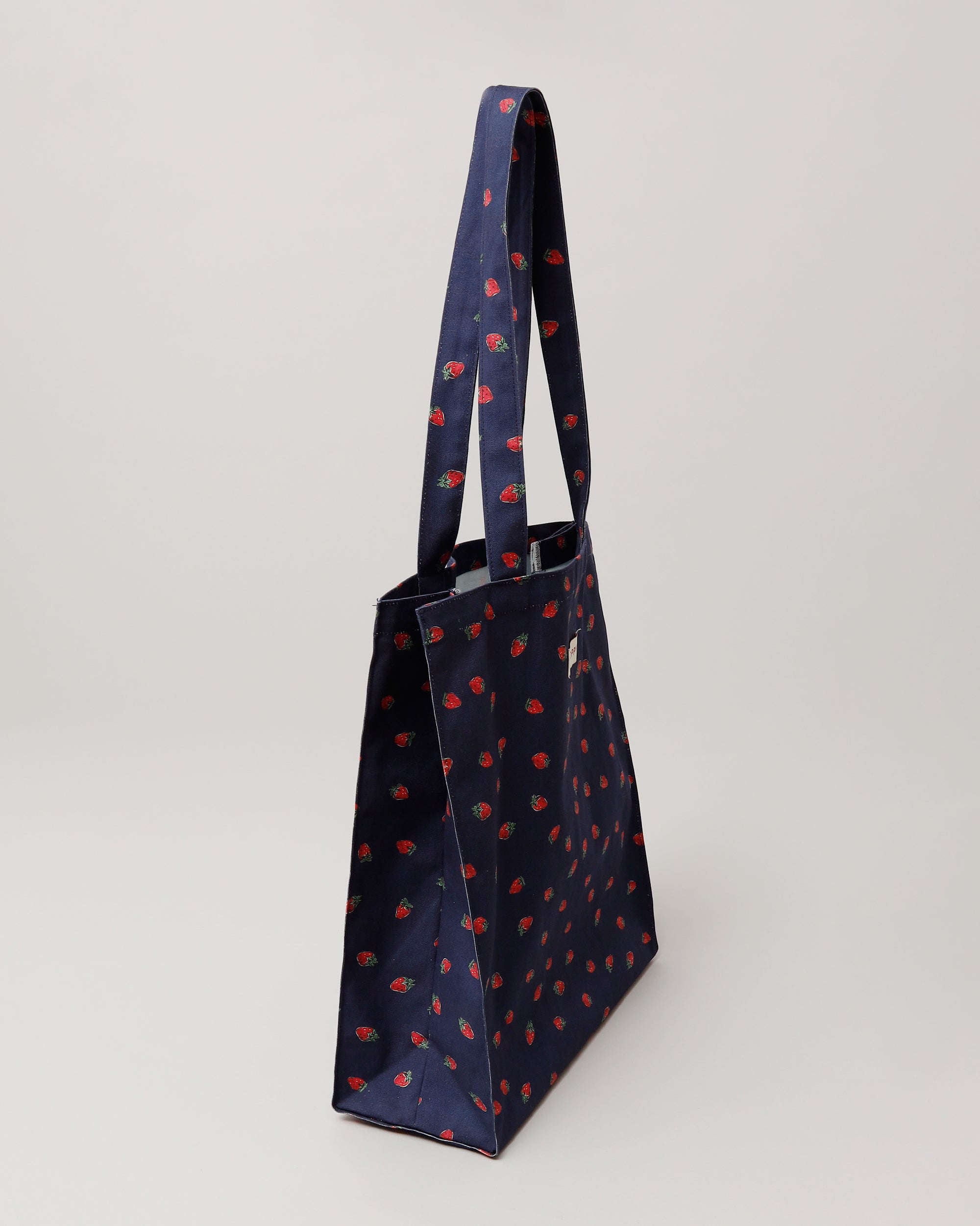 Strawberry pattern tote bag