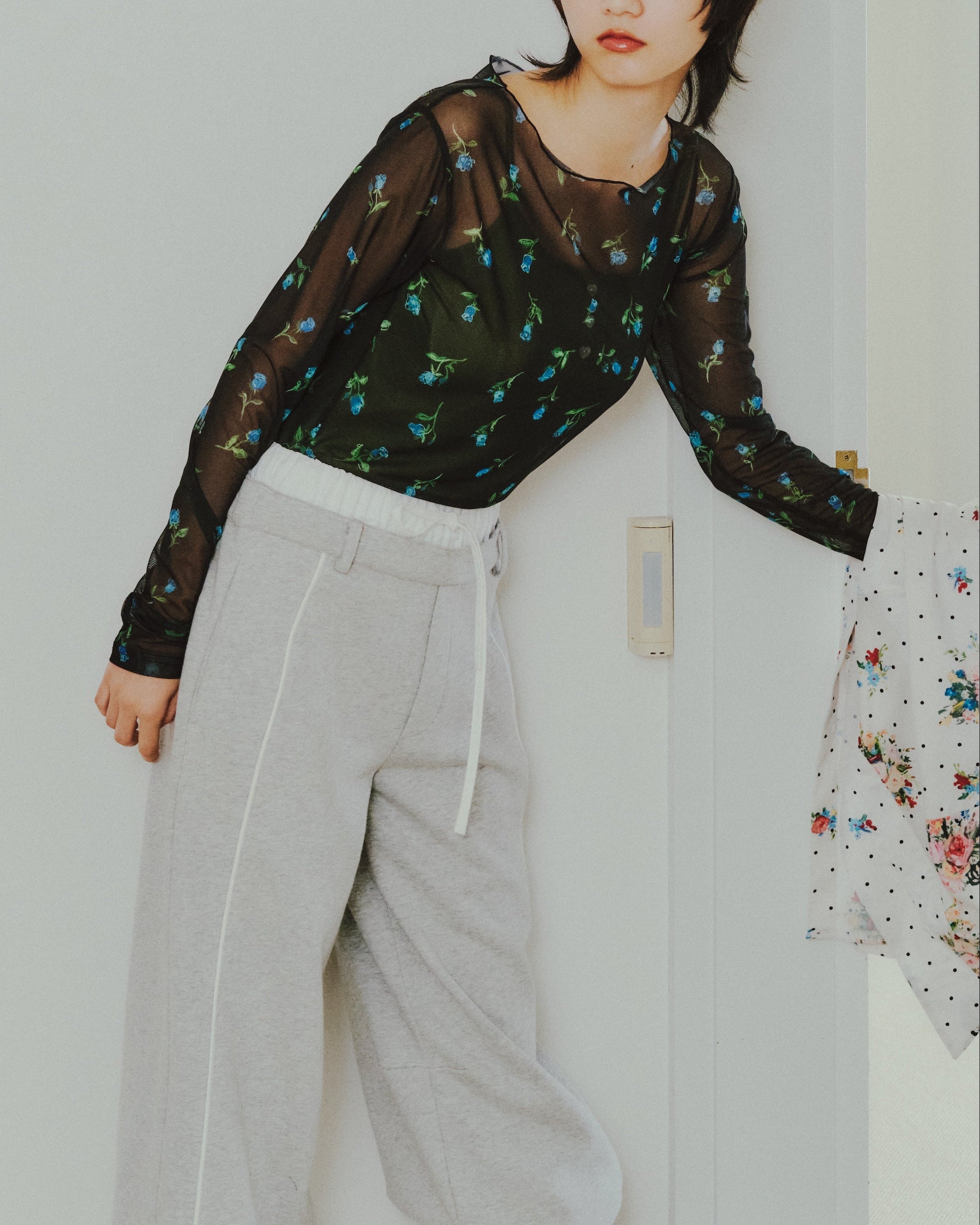 Crayon blue rose see-through tops (round neck)