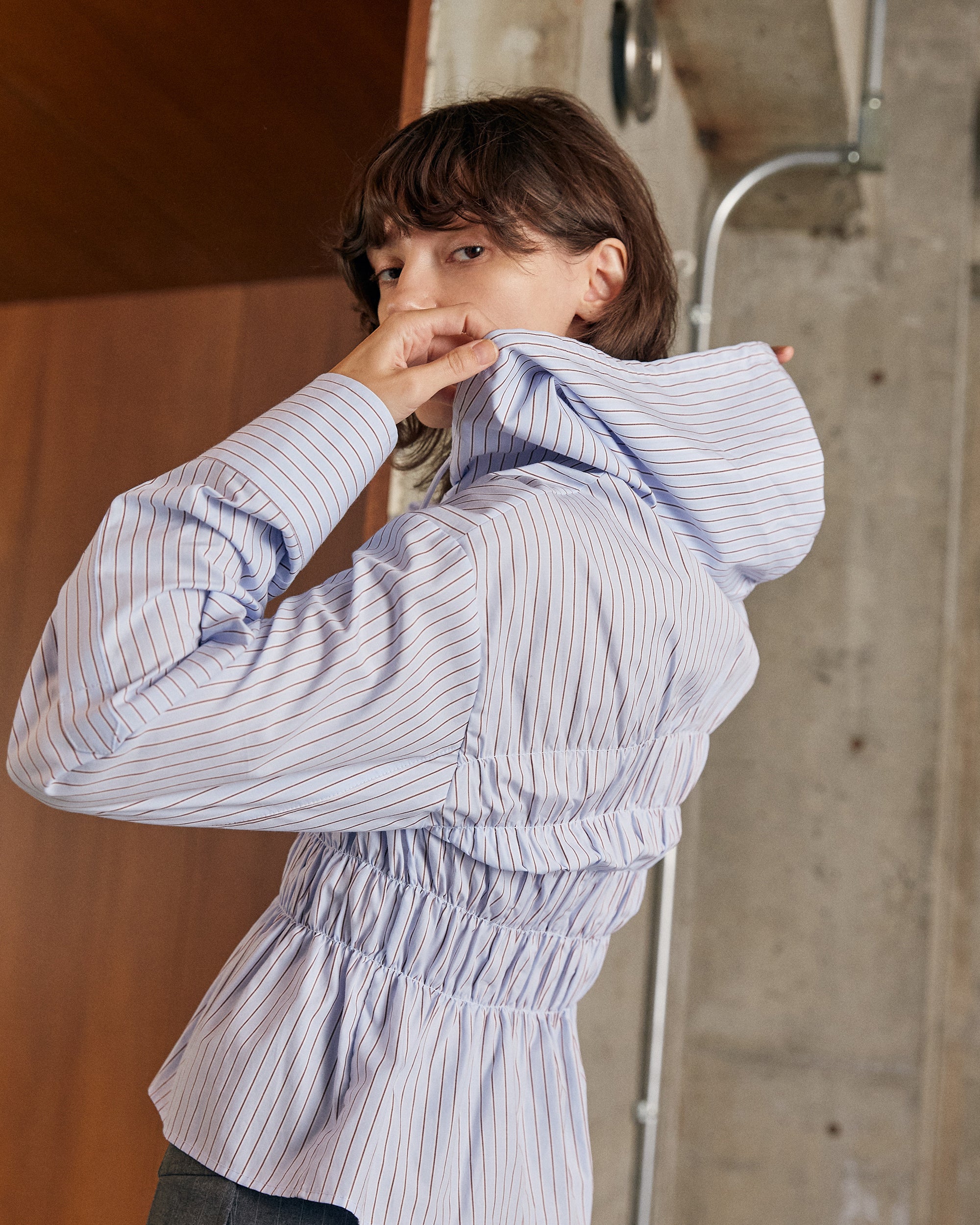 Shirring hoodie shirt (white / blue stripe)