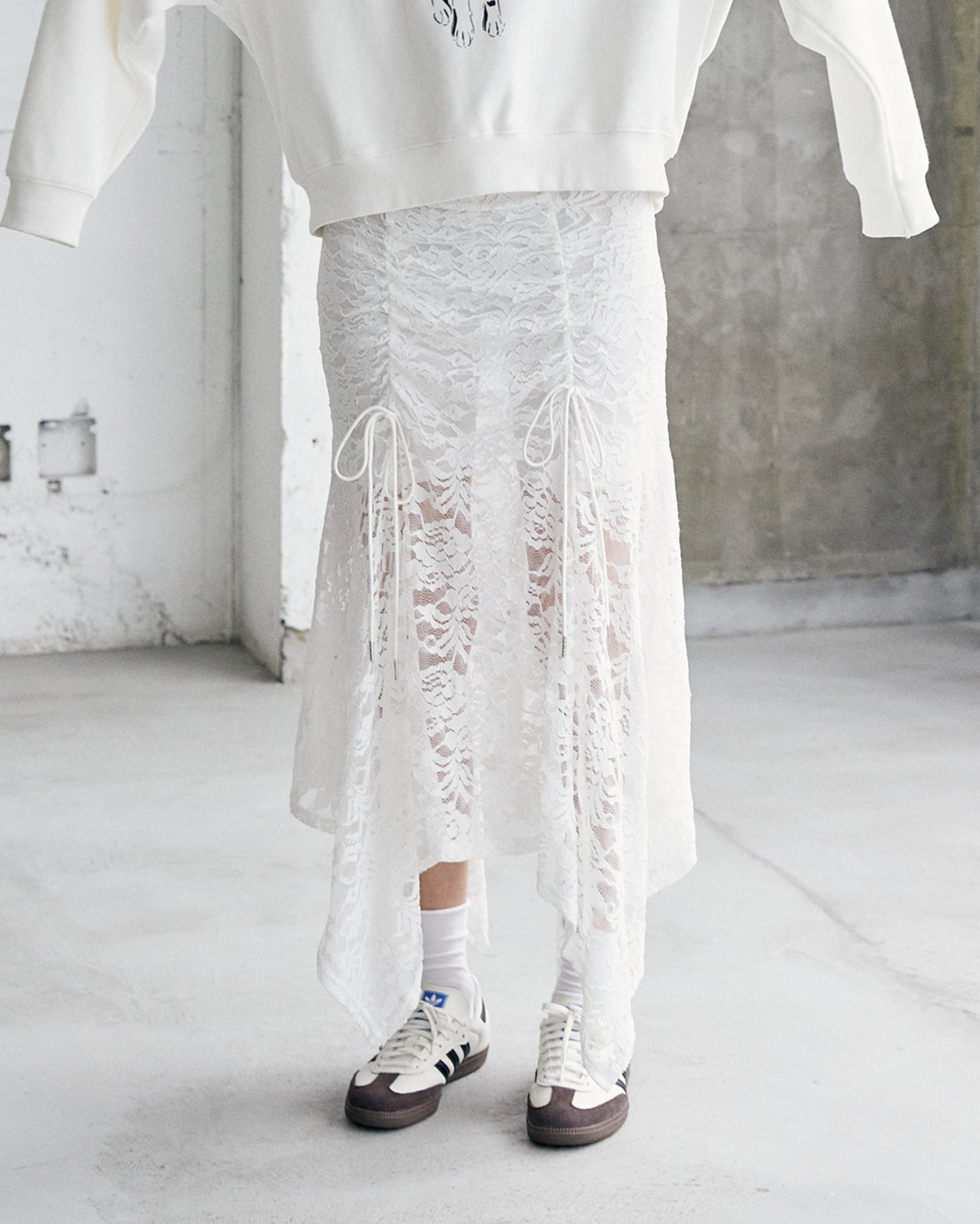 Handkerchief hem lace skirt (white/gray)