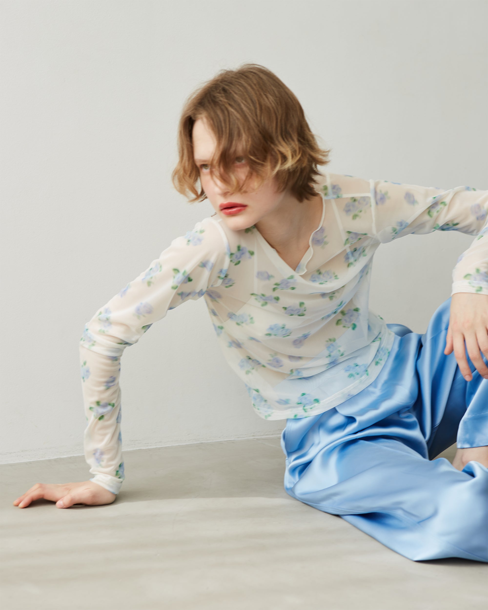 Blue blurred flower see-through tops (round neck)