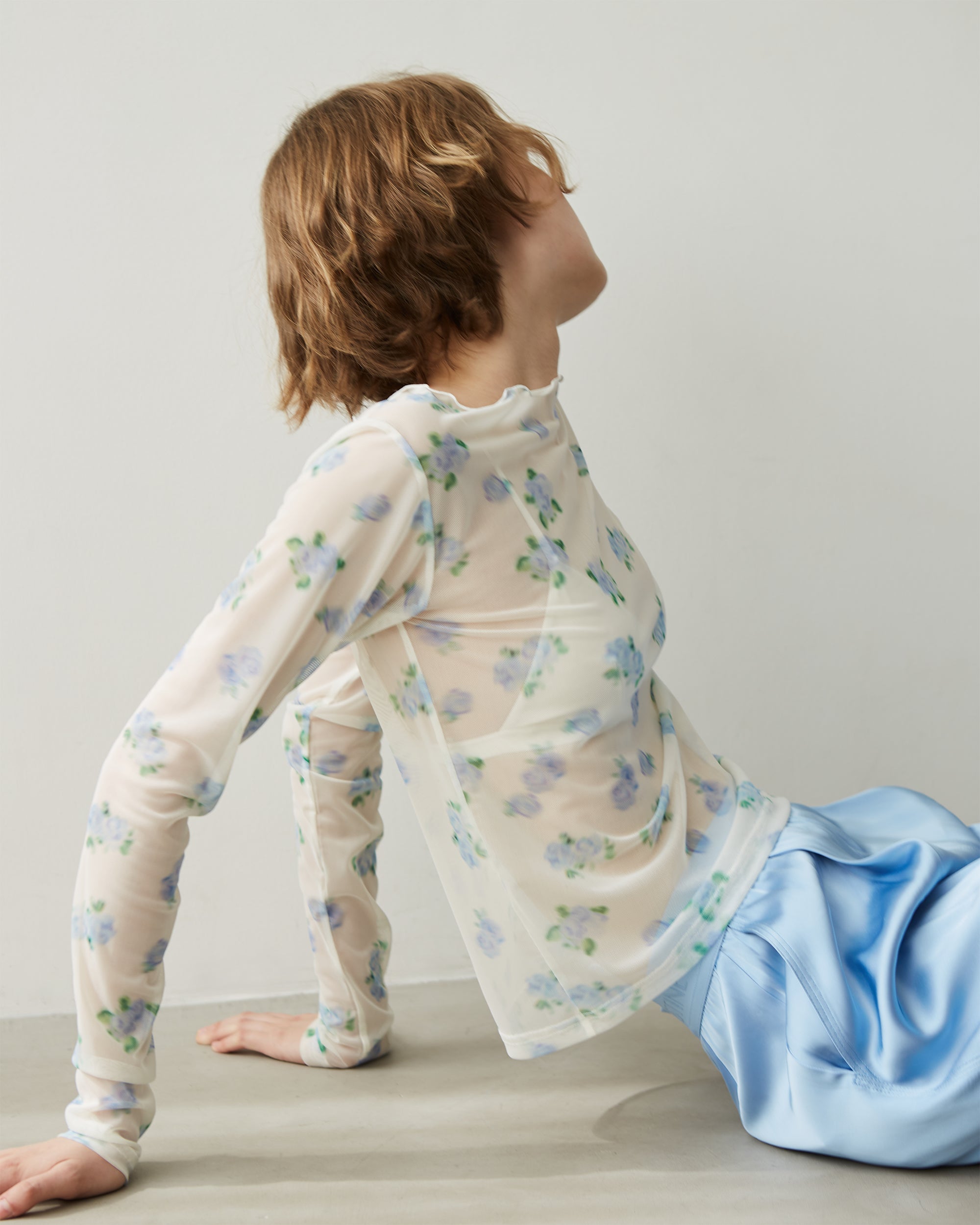 Blue blurred flower see-through tops (round neck)