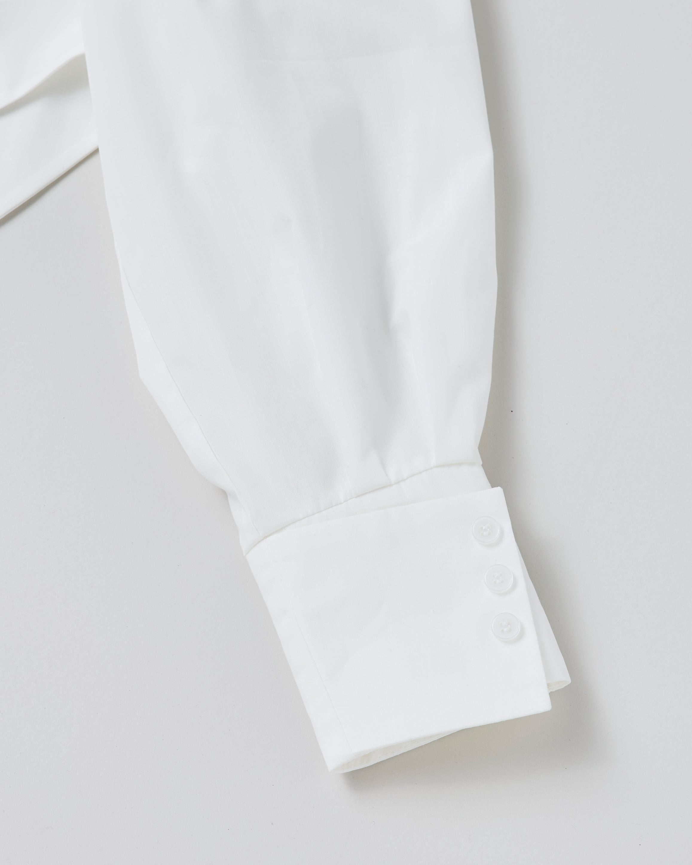 Curved hemline short shirt (white)