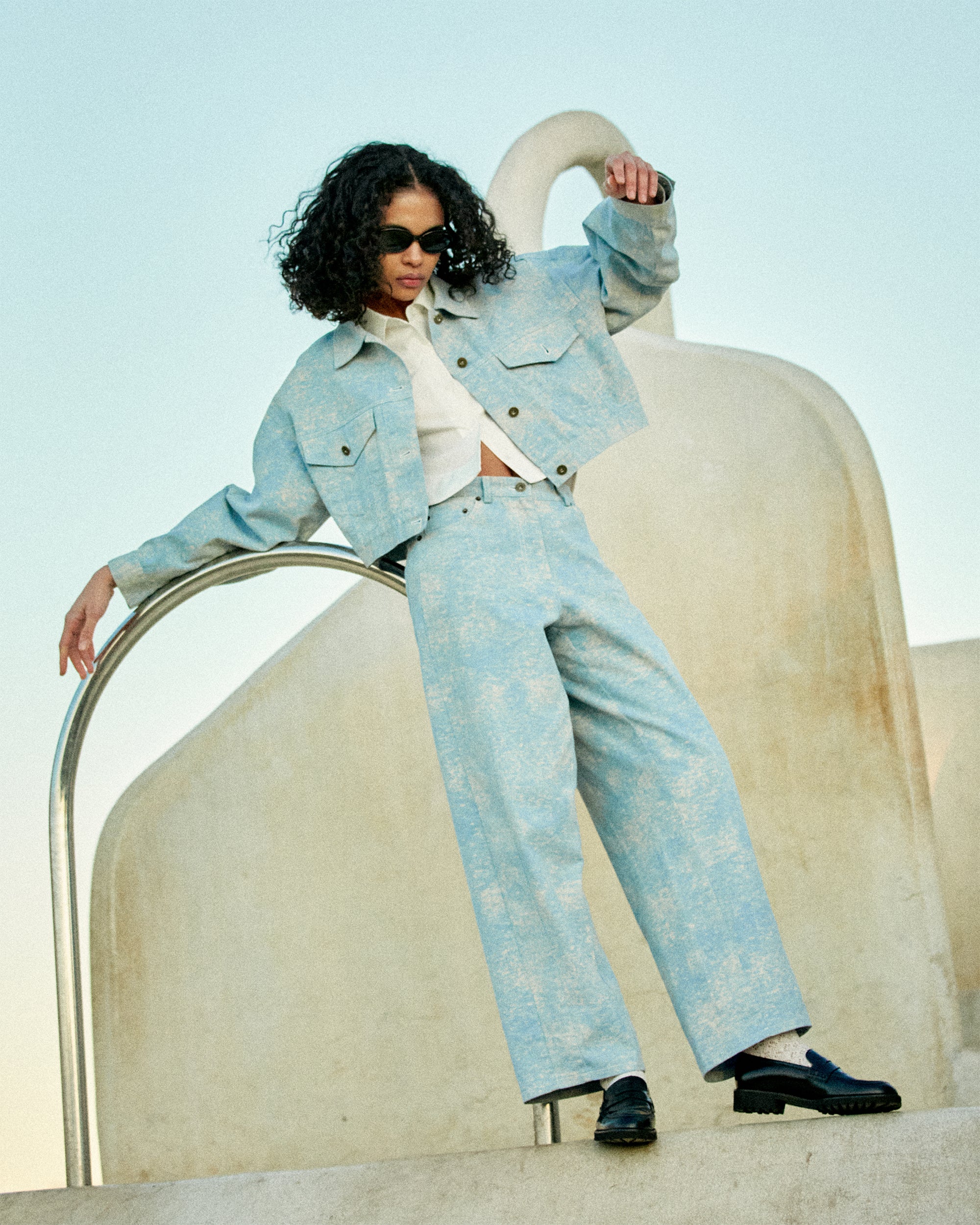 Curved hemline short shirt (white)