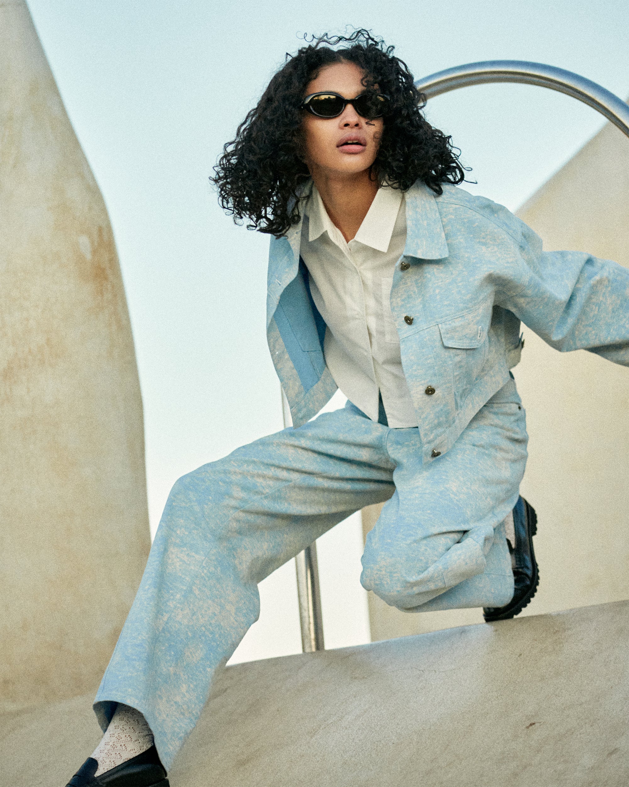 Curved hemline short shirt (white)