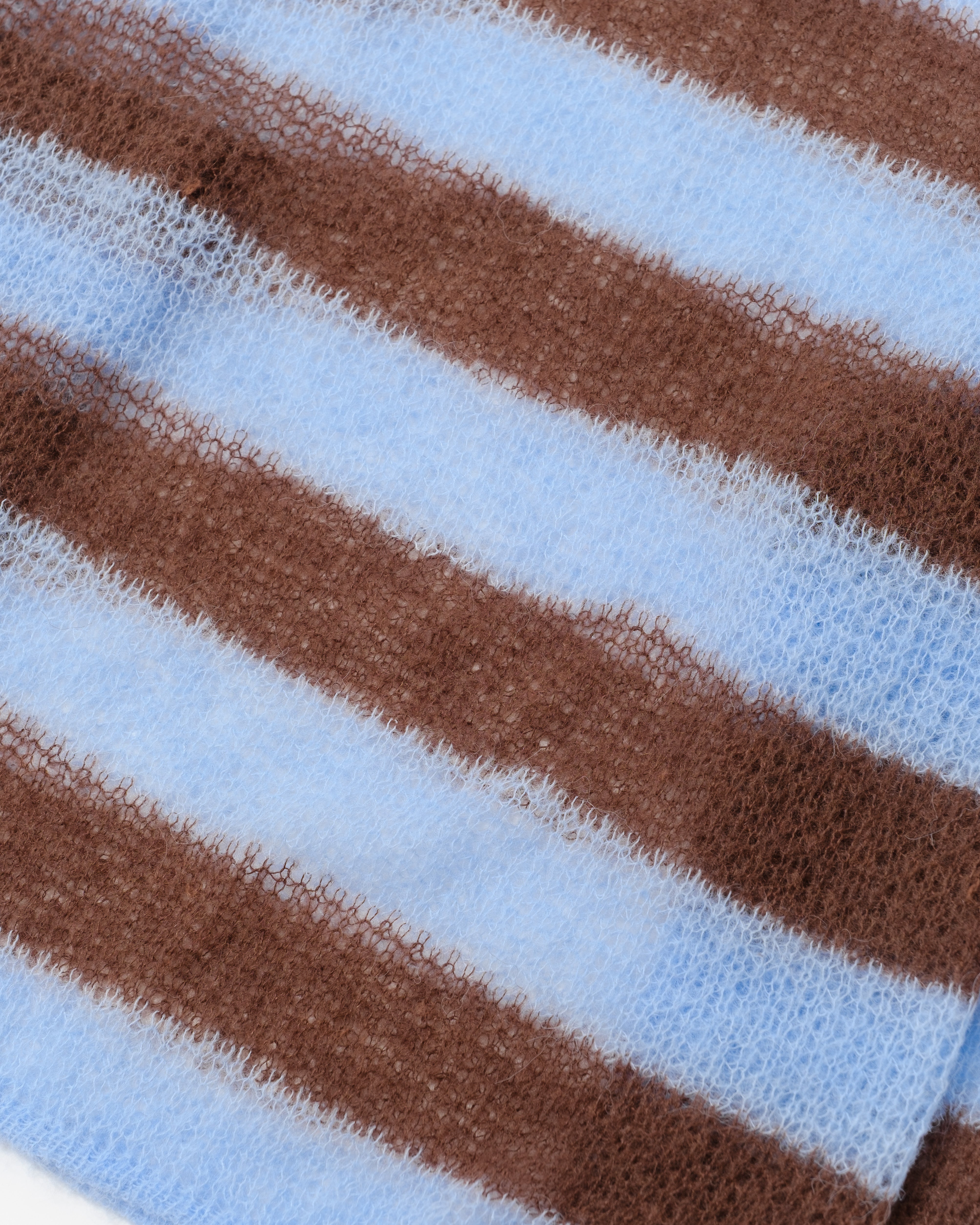 Border low-gauge knit sweater