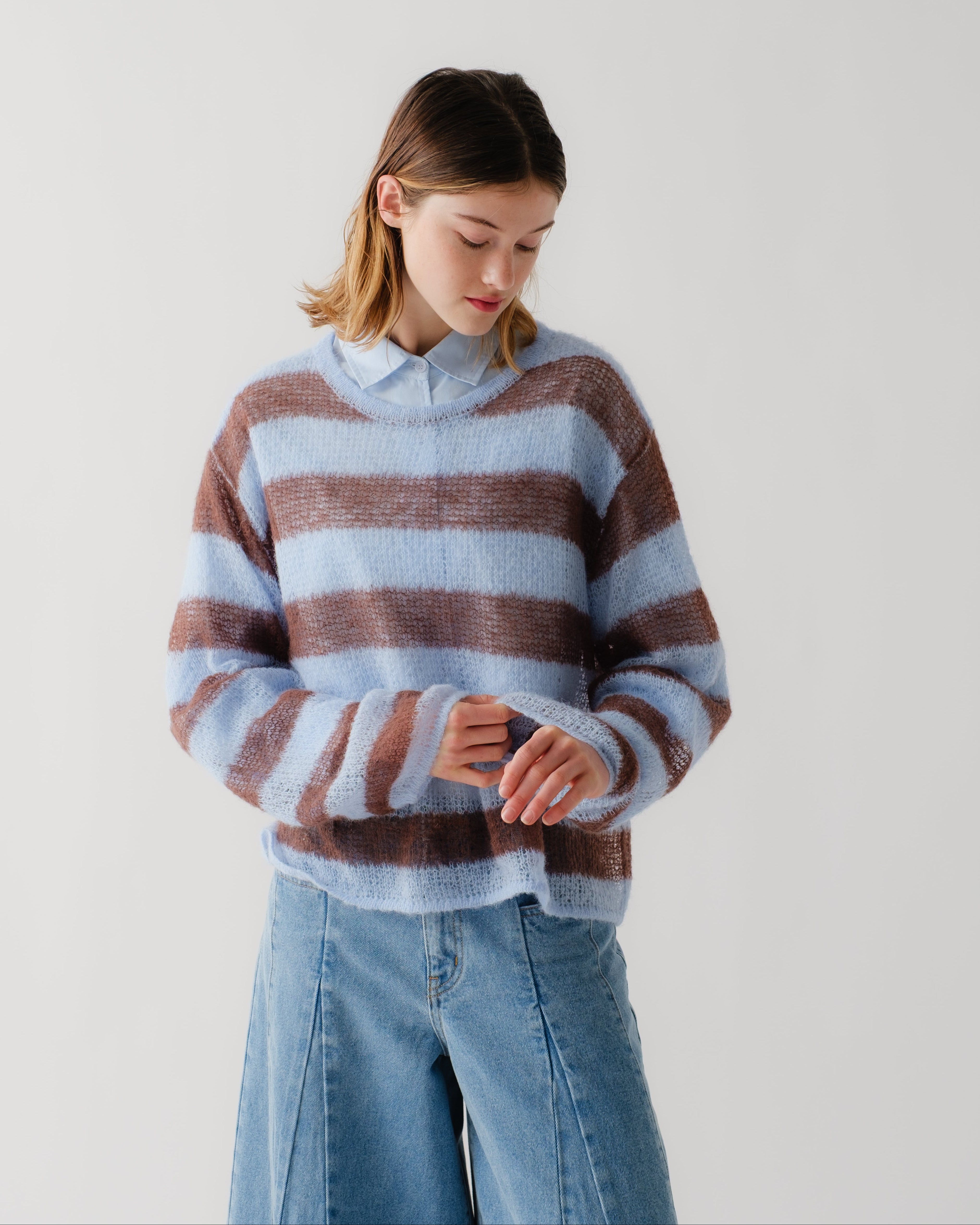 Border low-gauge knit sweater