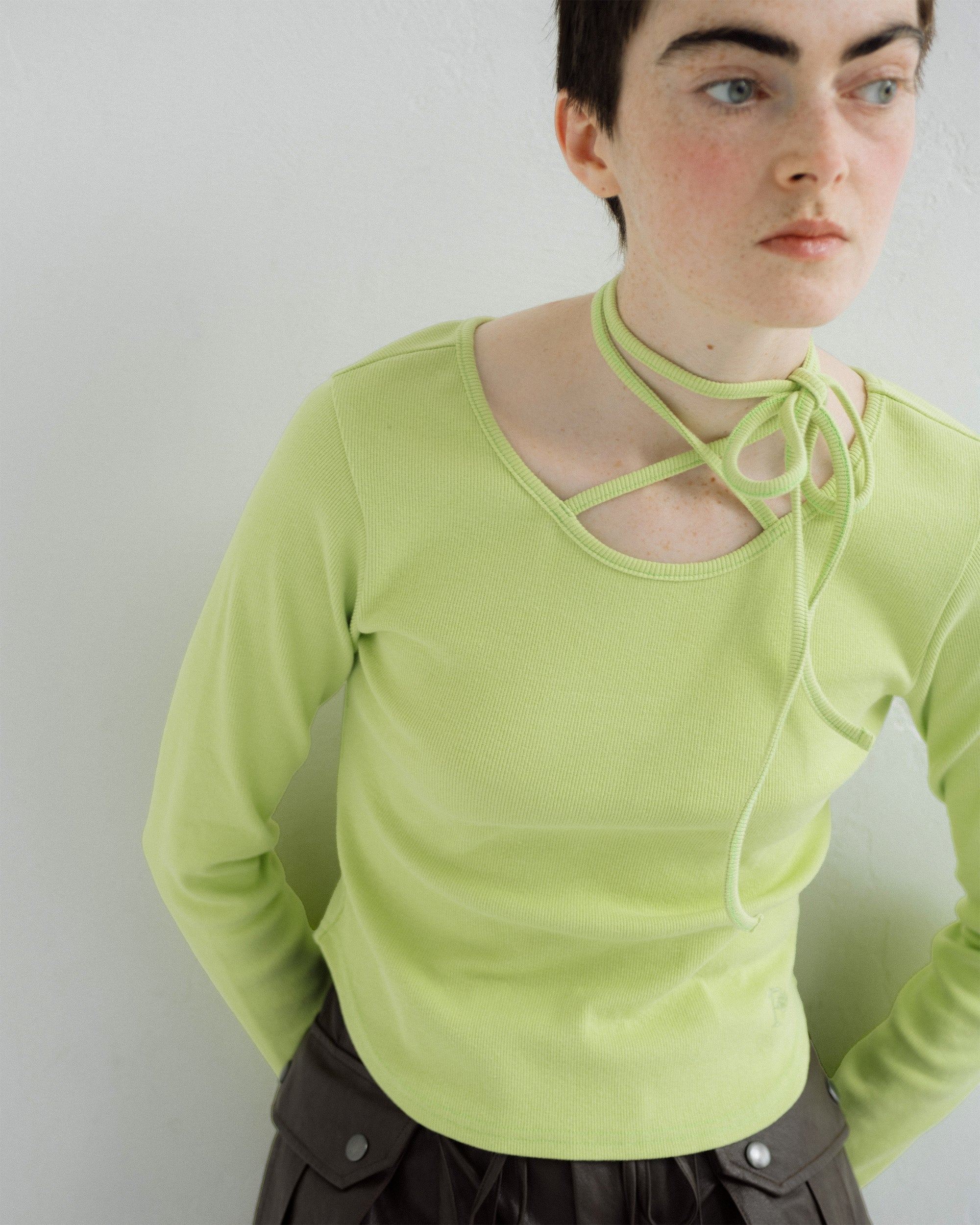 Cross choker ribbed top