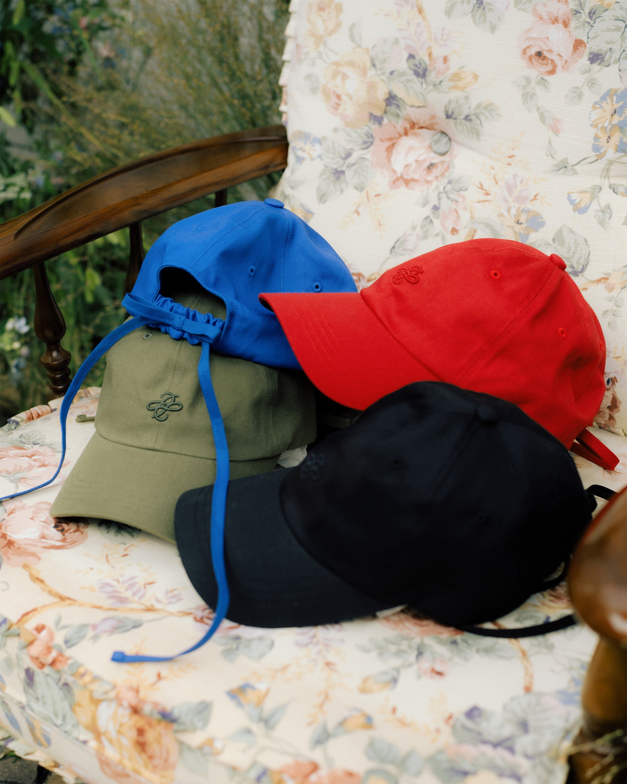 Back ribbon logo cap