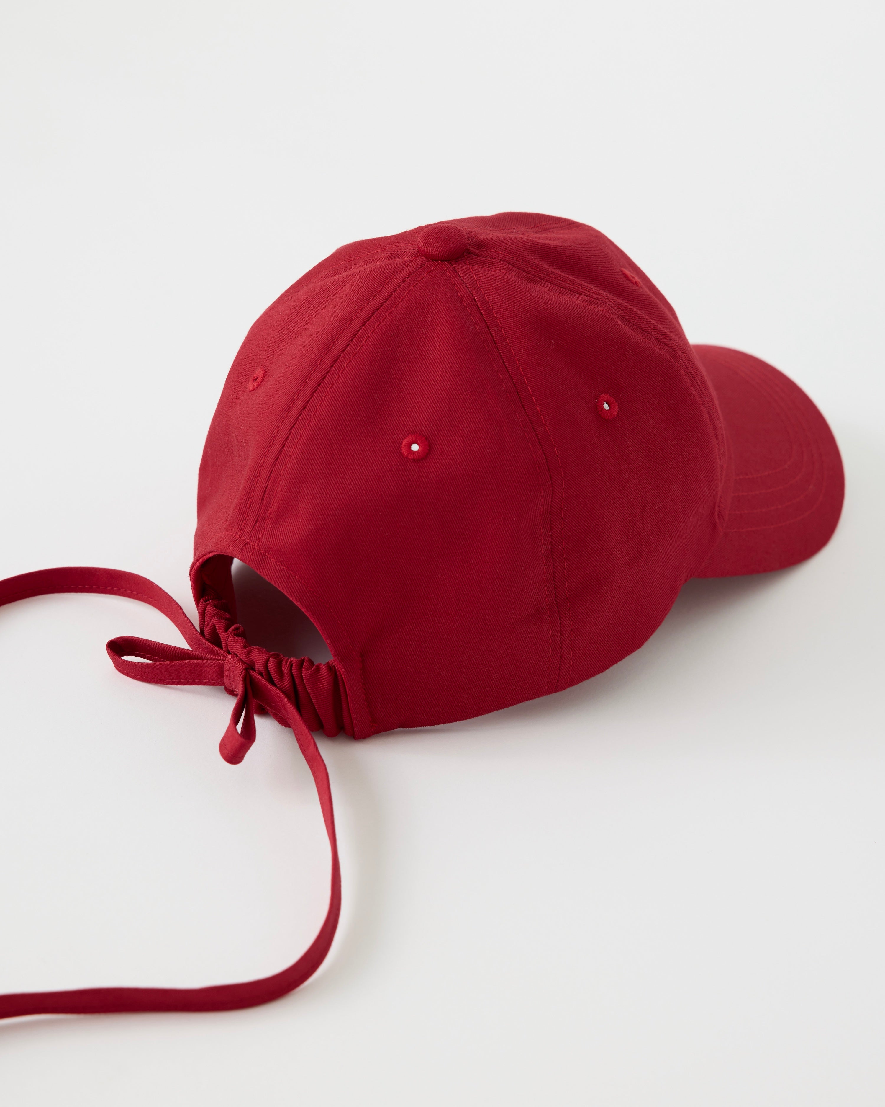 Back ribbon logo cap