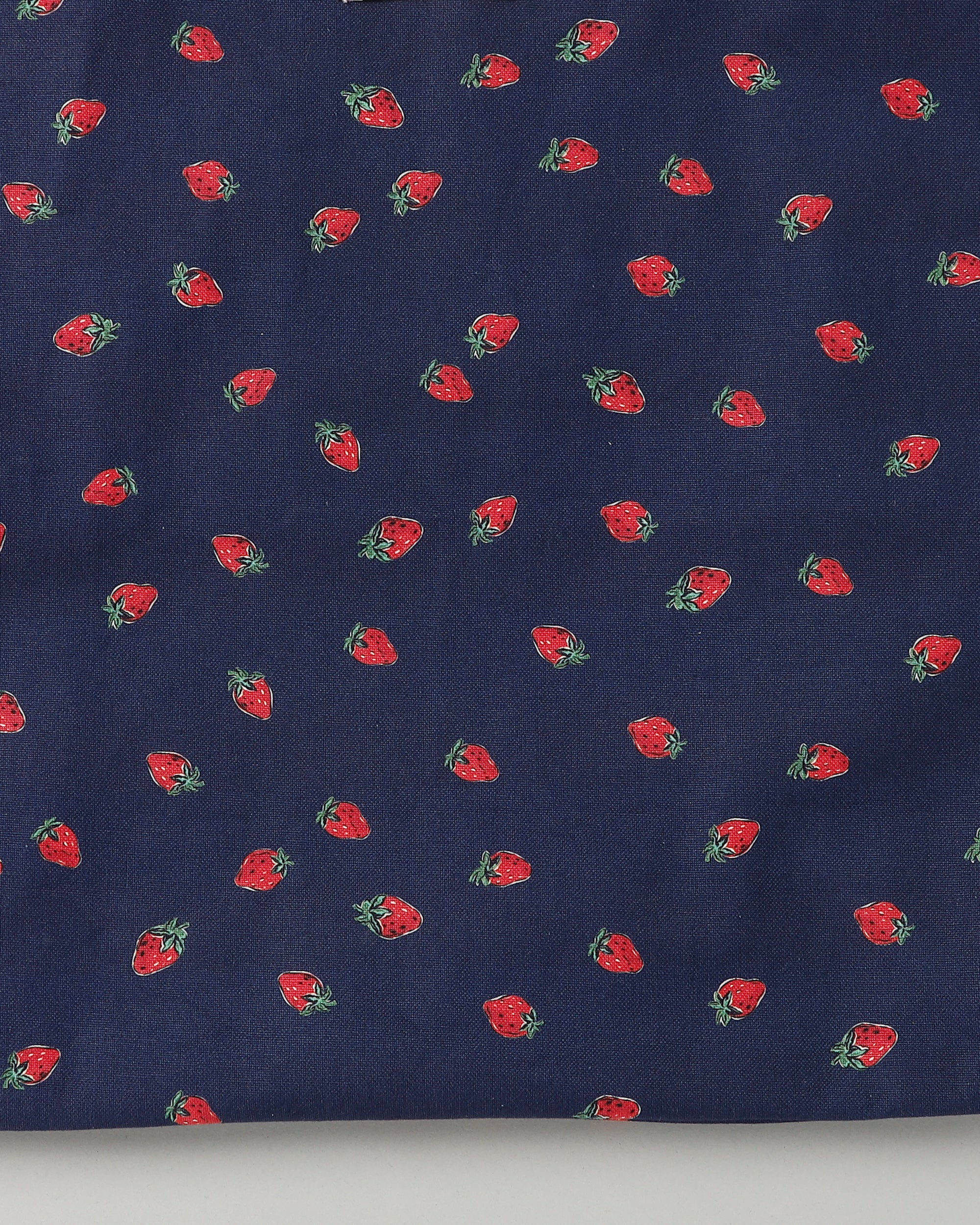 Strawberry pattern tote bag