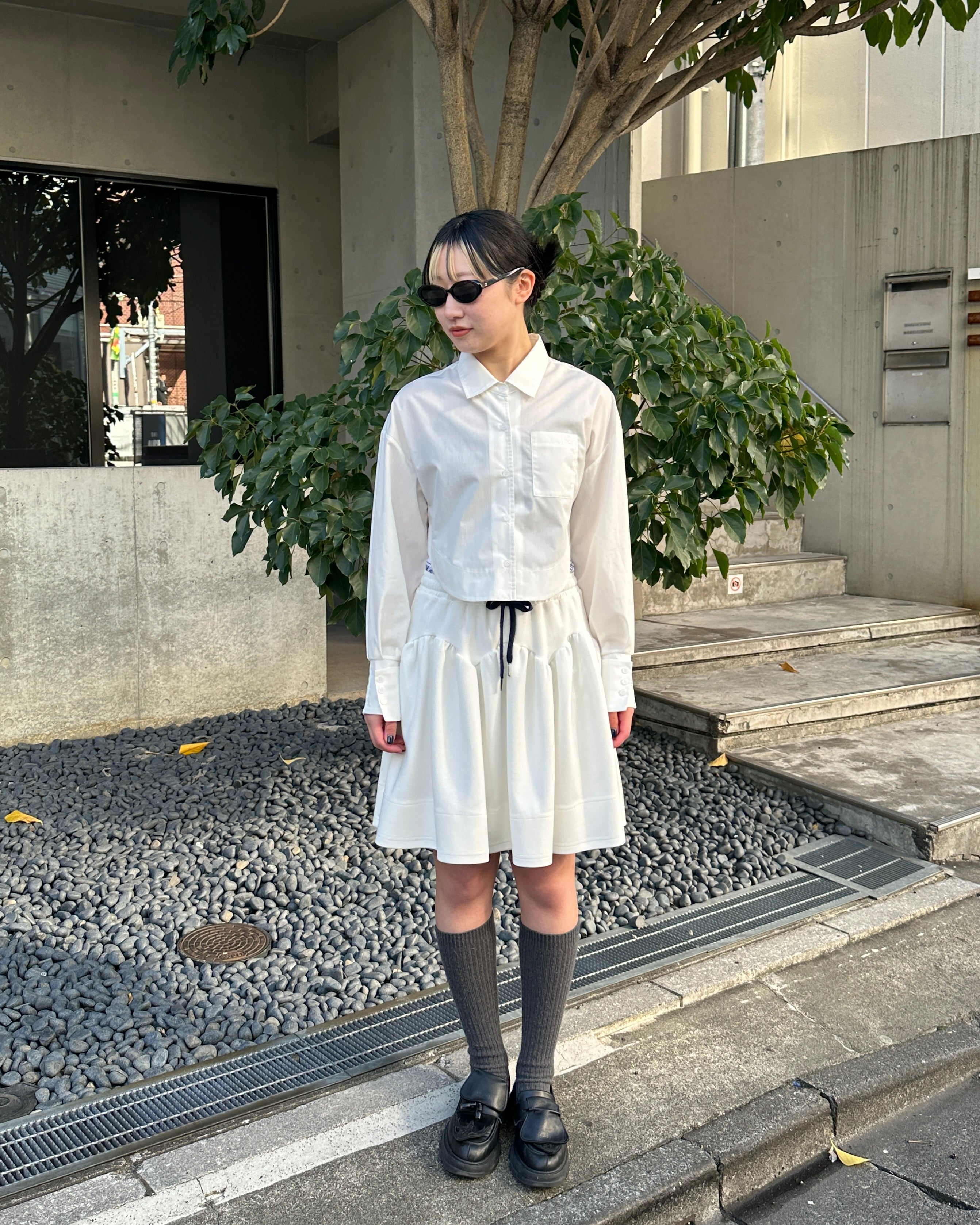 Curved hemline short shirt (white)