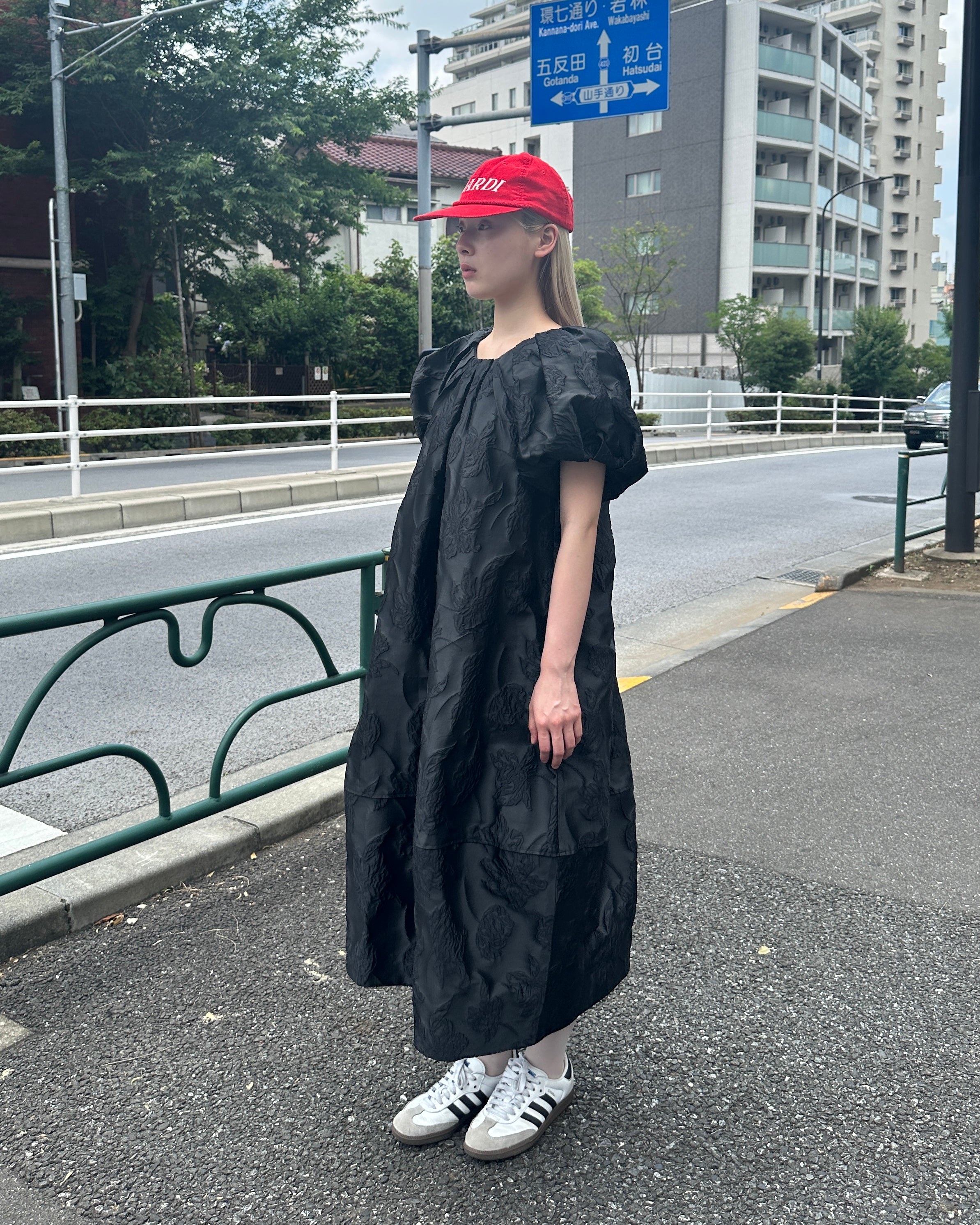 Balloon sleeve cocoon dress (black)