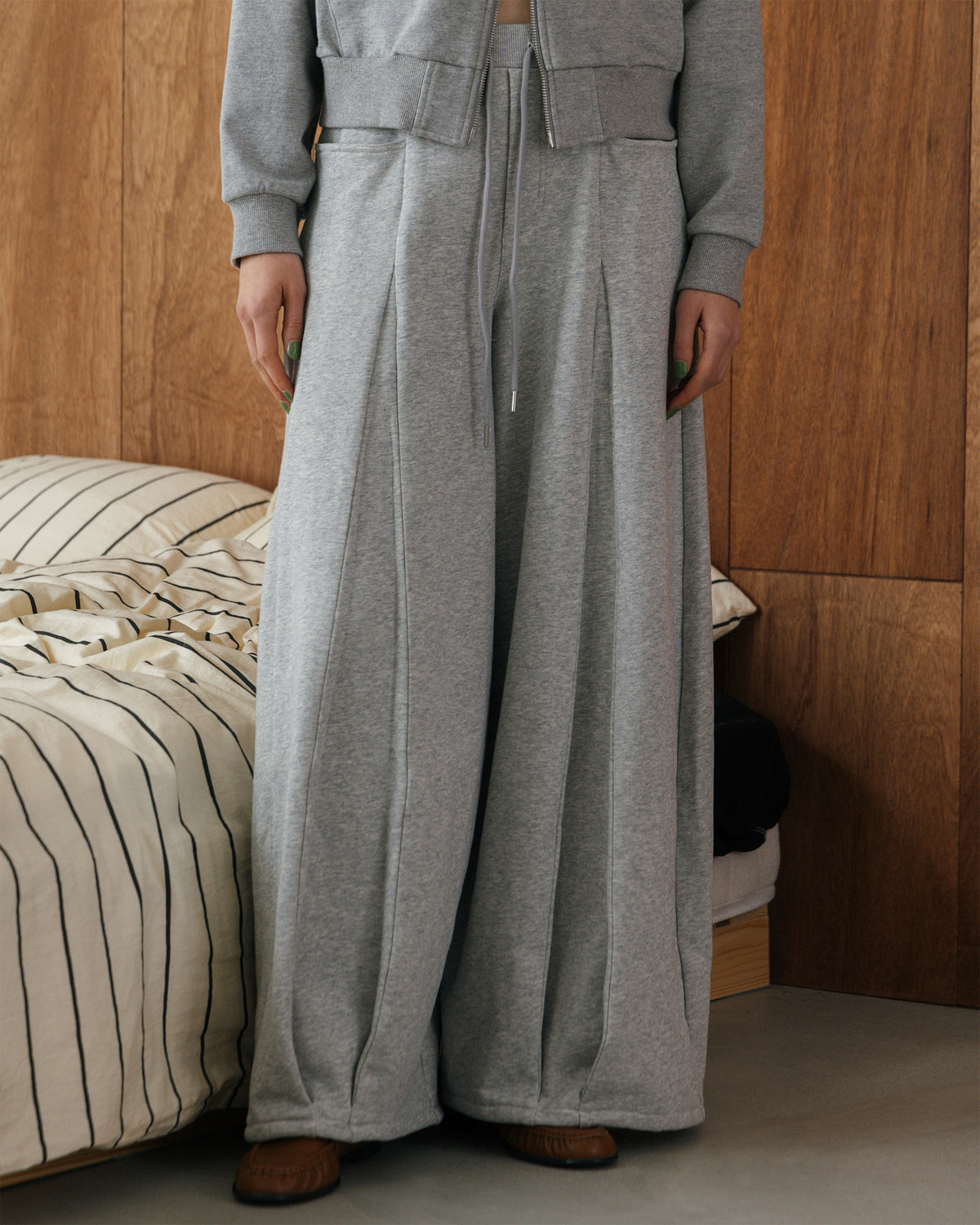 PLEATED BALLOON SWEAT PANTS