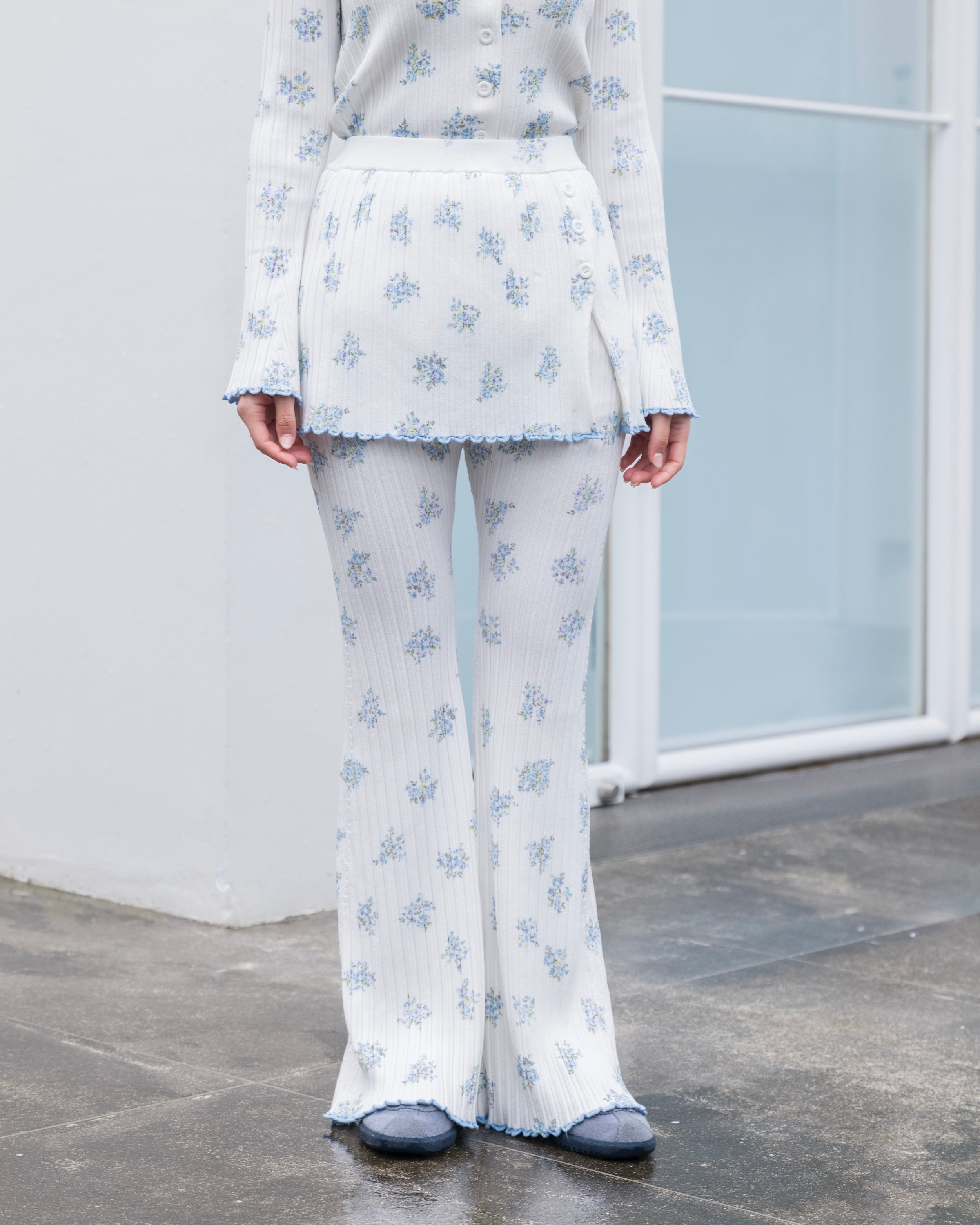 Blue flower rib knit flare pants