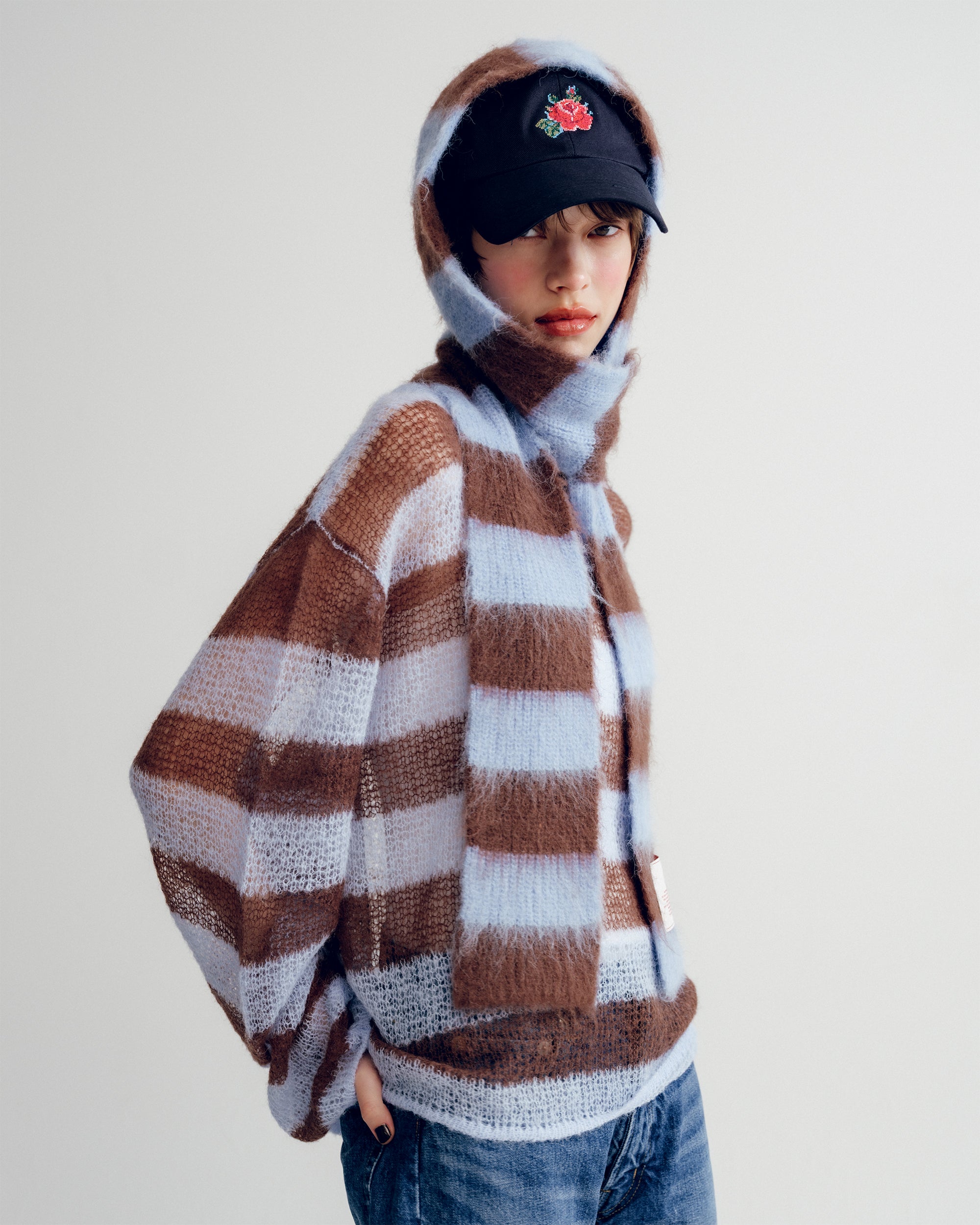 Border low-gauge knit sweater