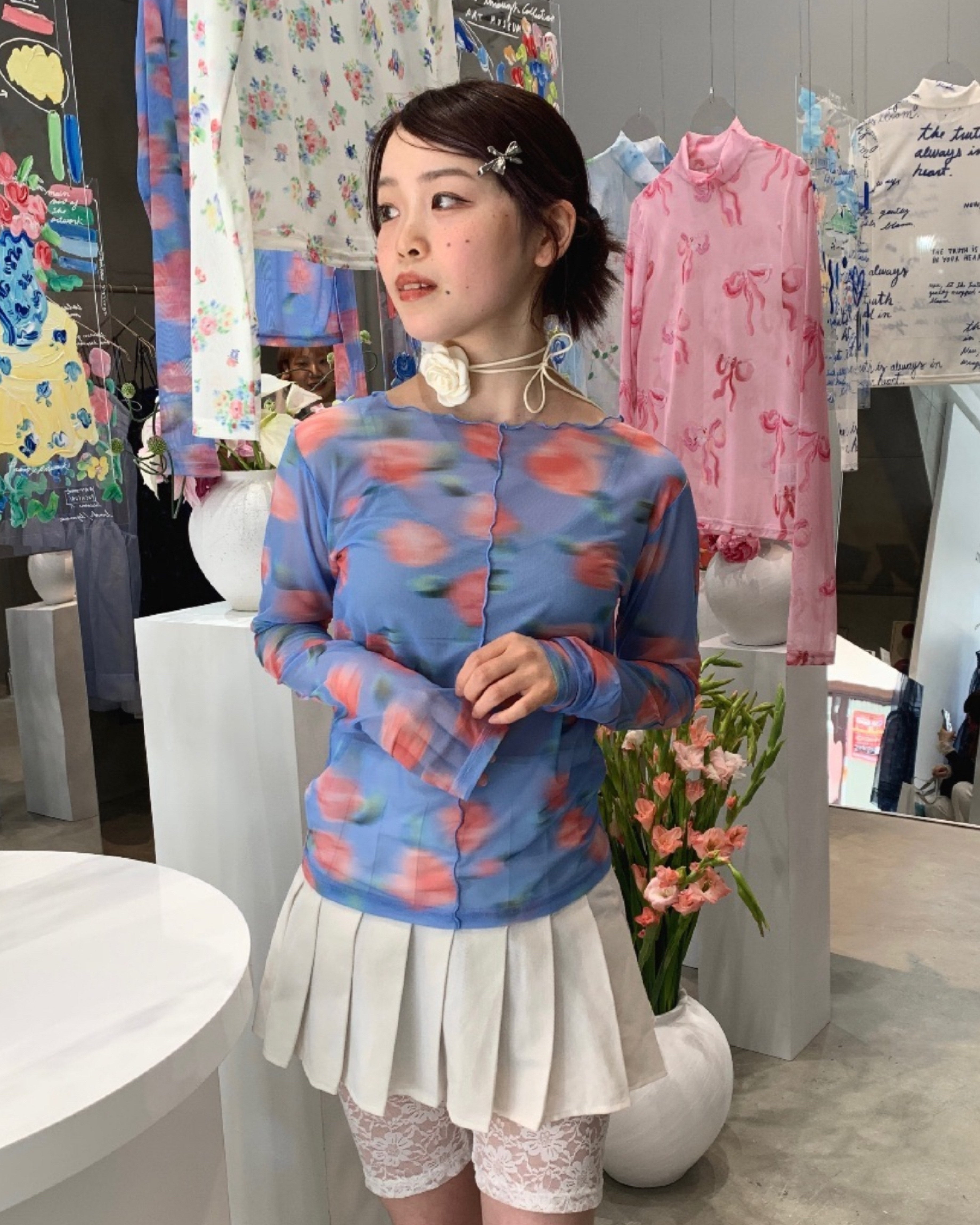 Blurred pink flowers see-through tops (Round neck)