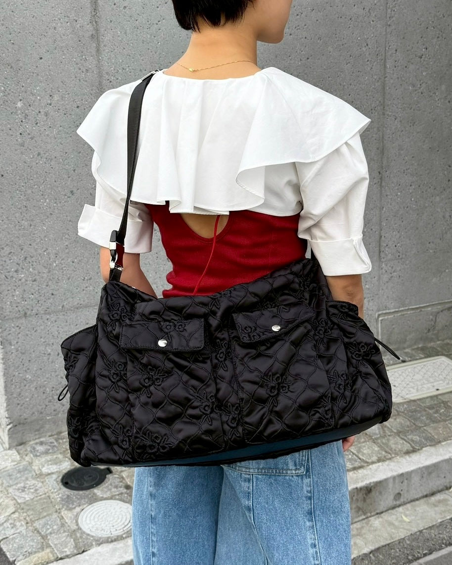 Flower quilted shoulder bag (black)