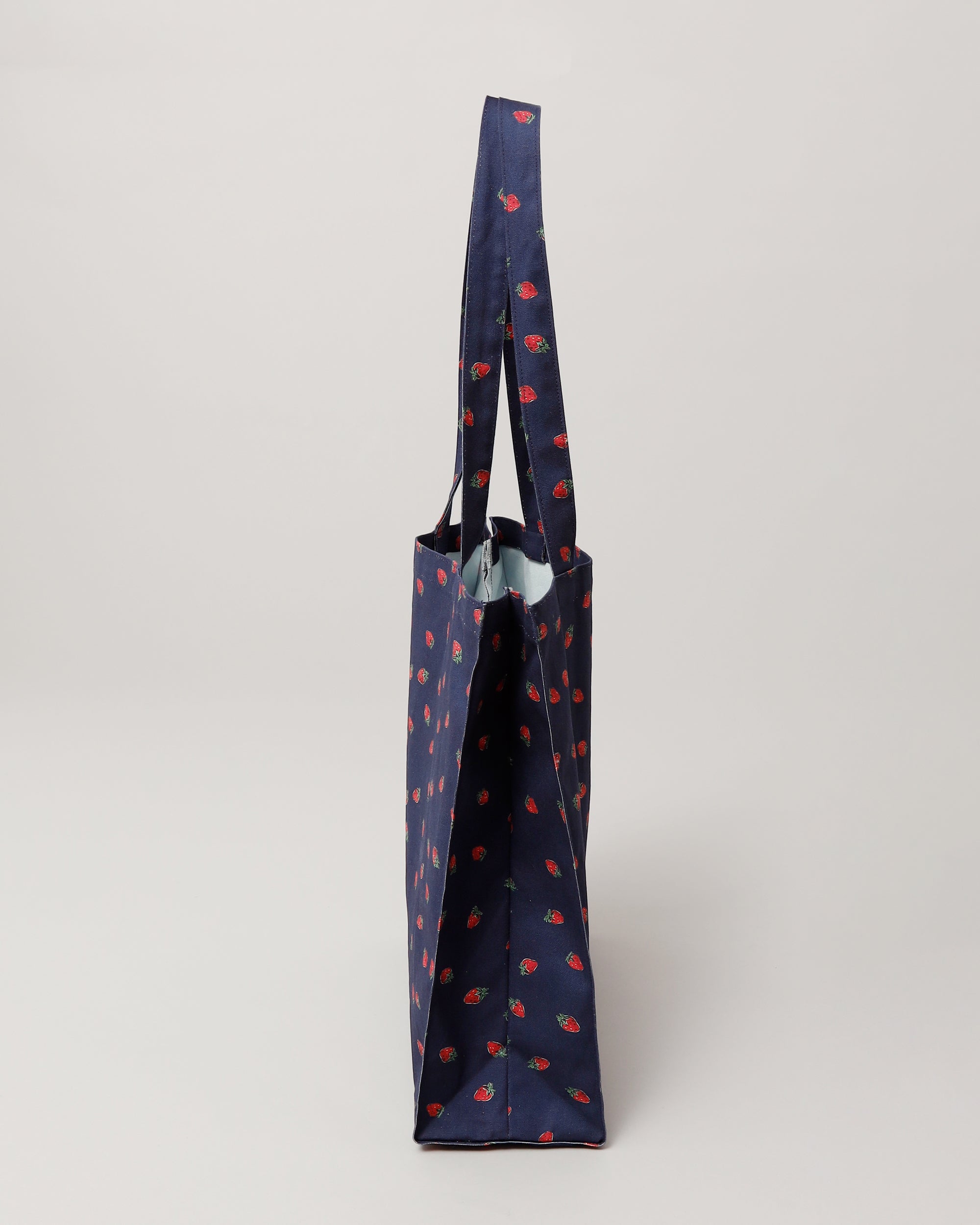 Strawberry pattern tote bag