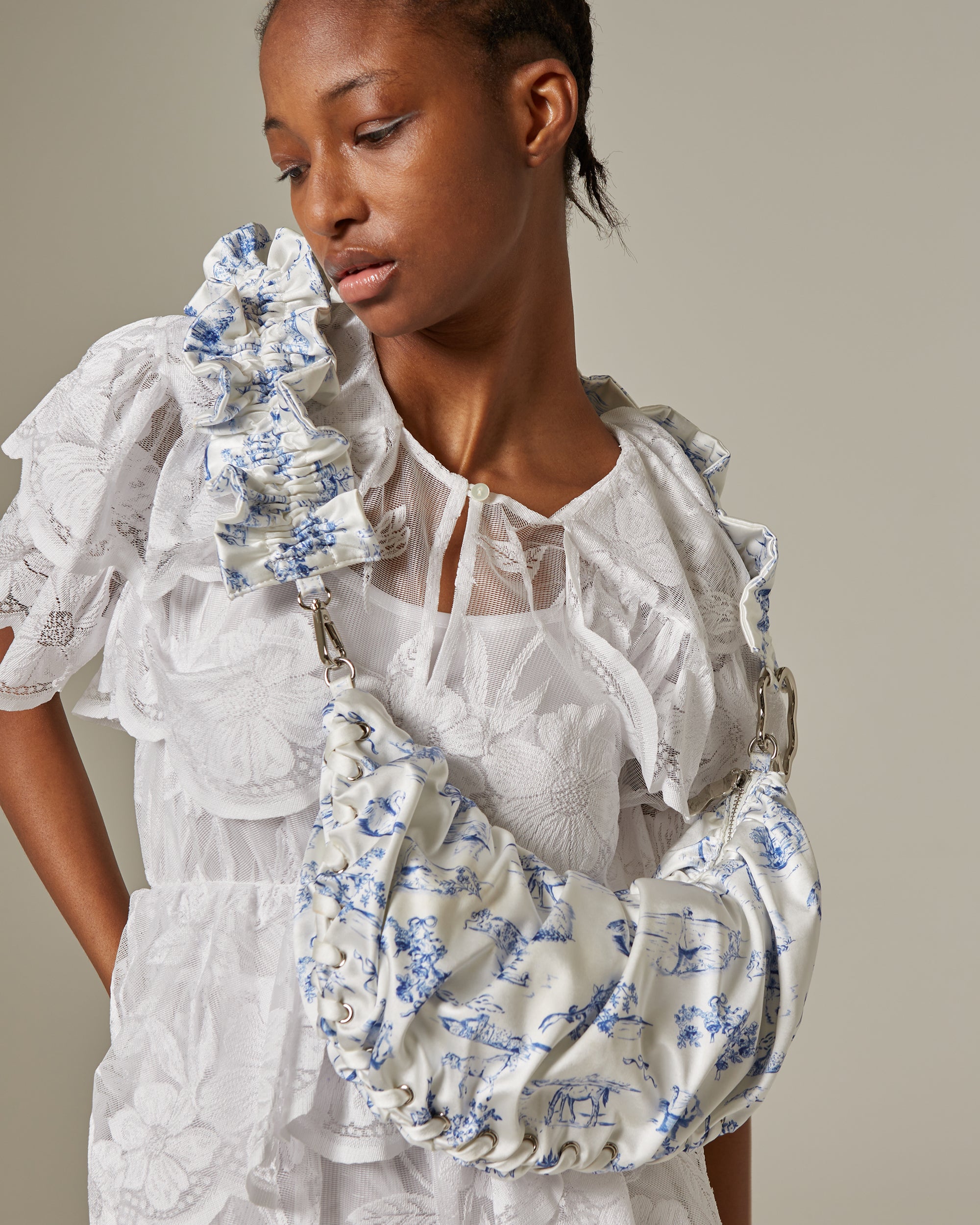 Half-moon gathered bag (Toile de Jouy)