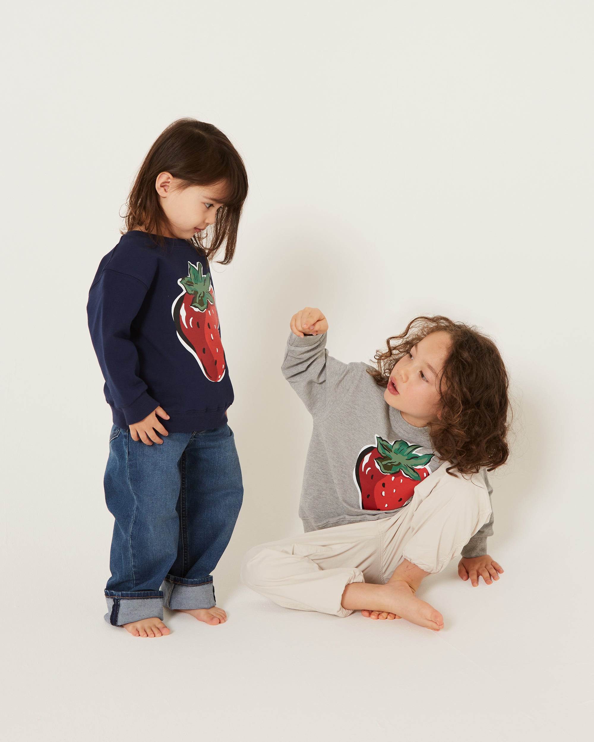 KIDS strawberry printed sweatshirts (Gray)