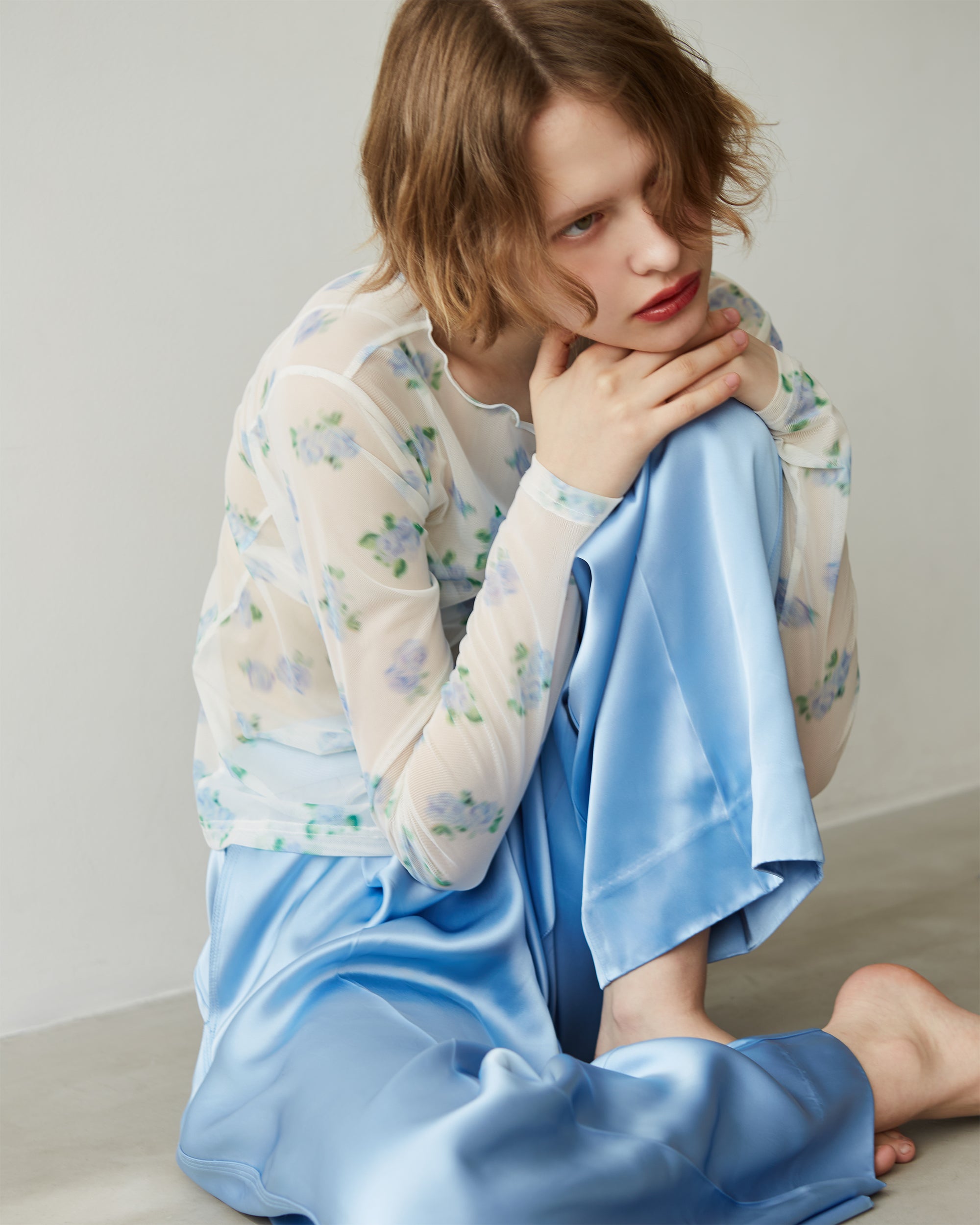 Blue blurred flower see-through tops  (round neck)