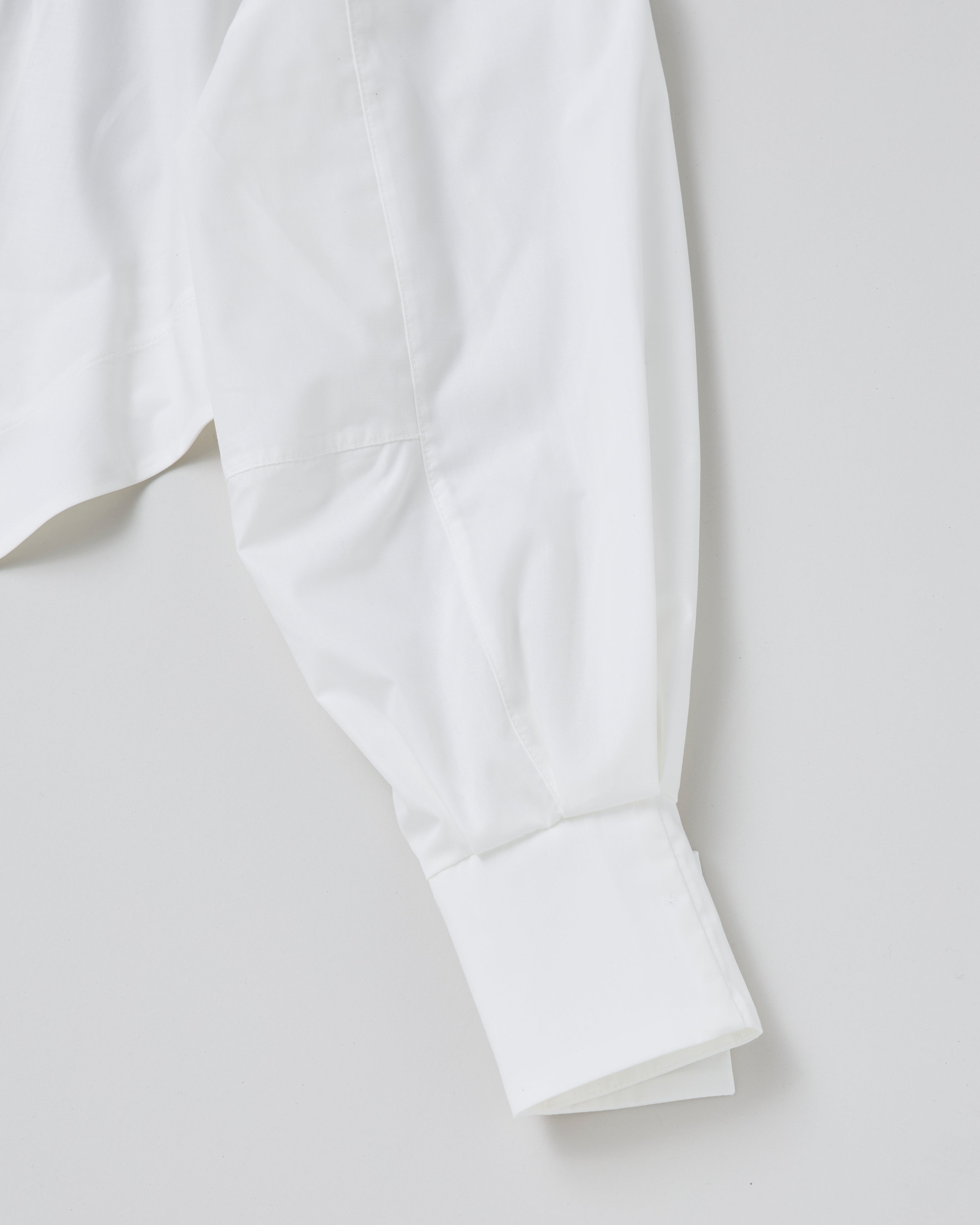 Curved hemline short shirt (white)