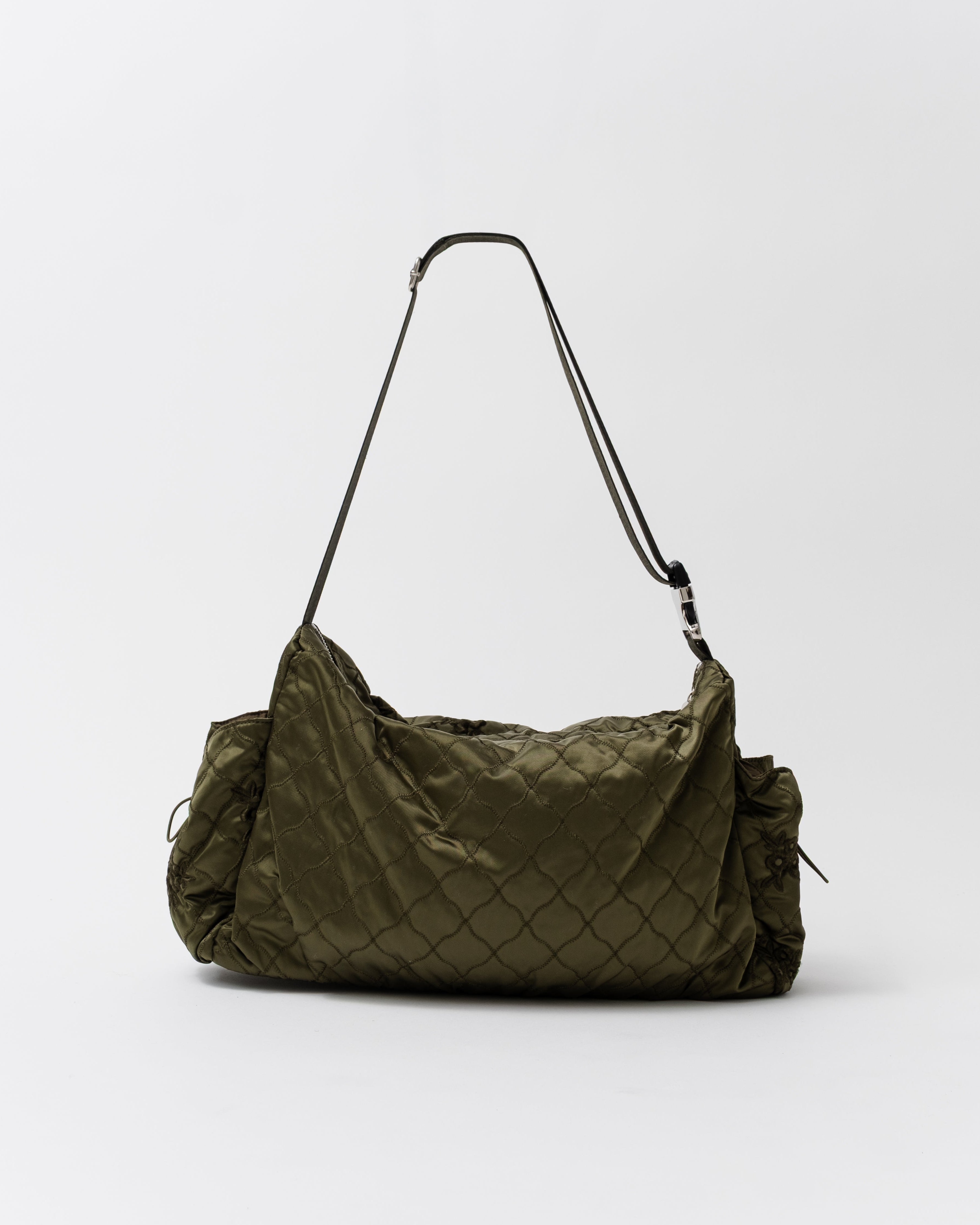 Flower quilted shoulder bag (black)