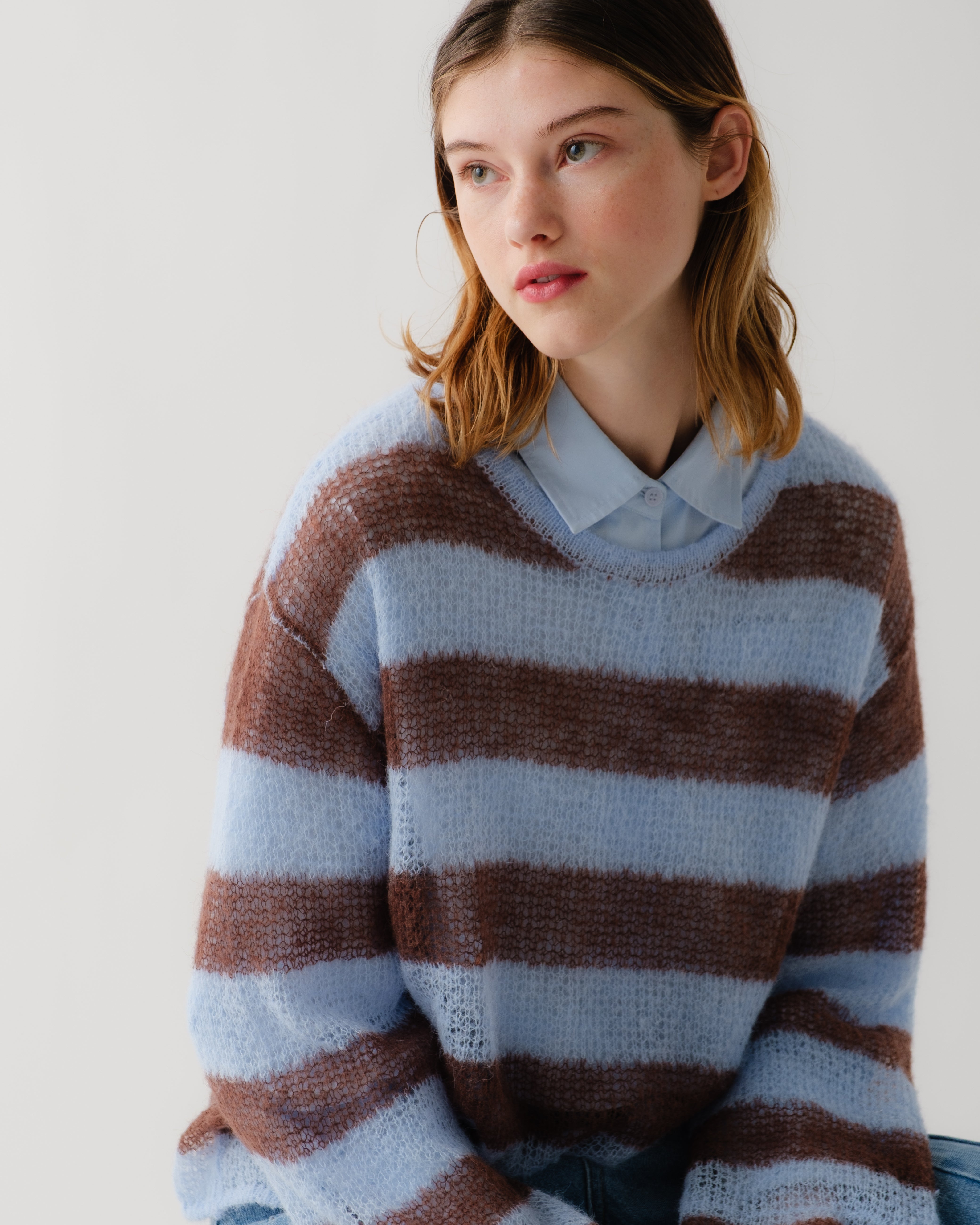 Border low-gauge knit sweater