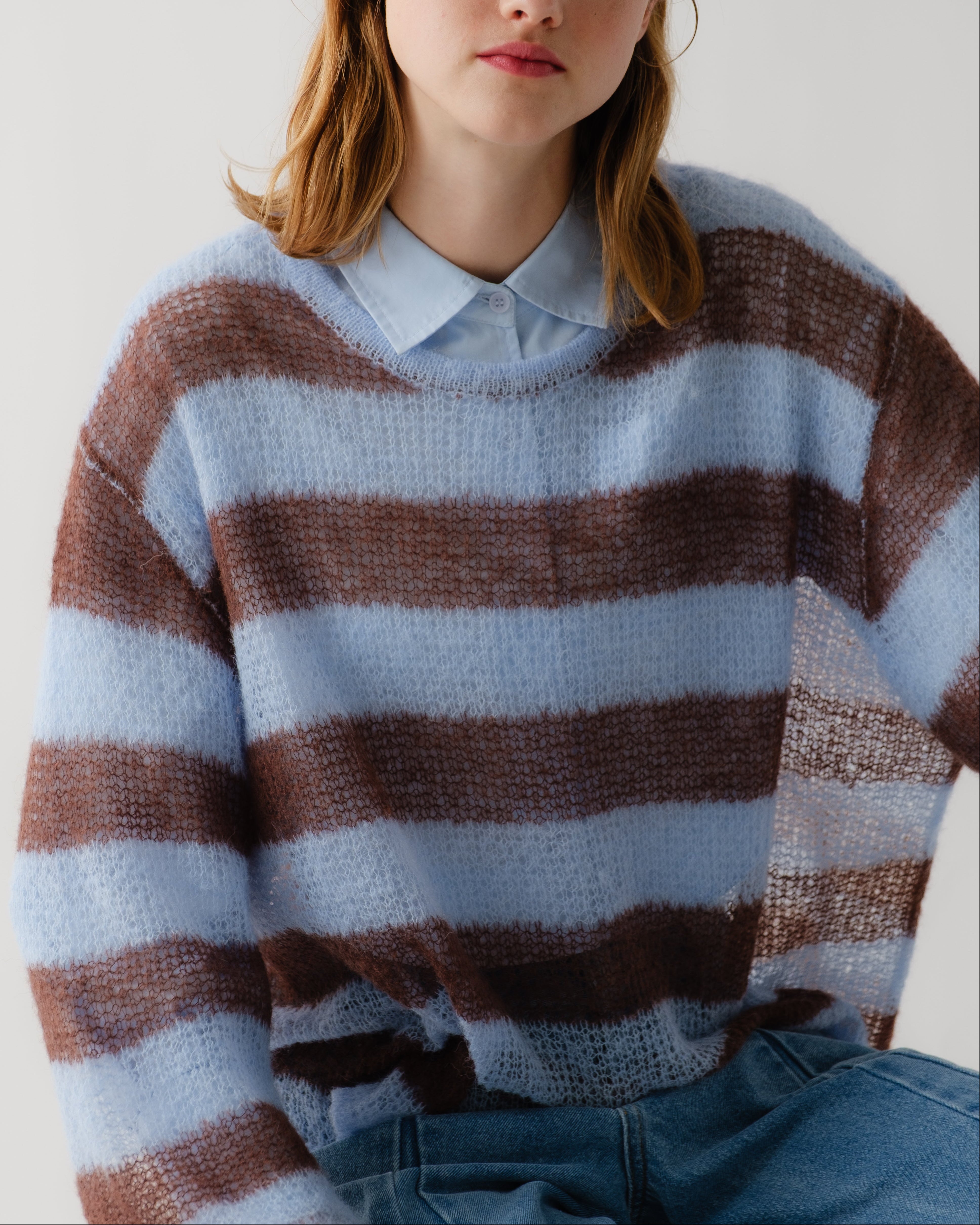 Border low-gauge knit sweater