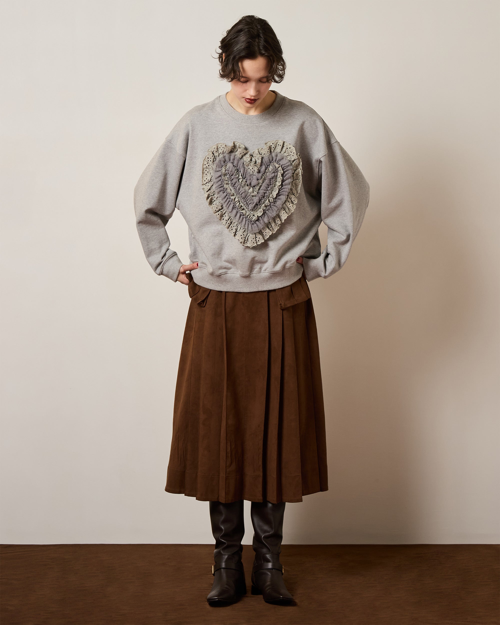 Suede-like pleated long skirt