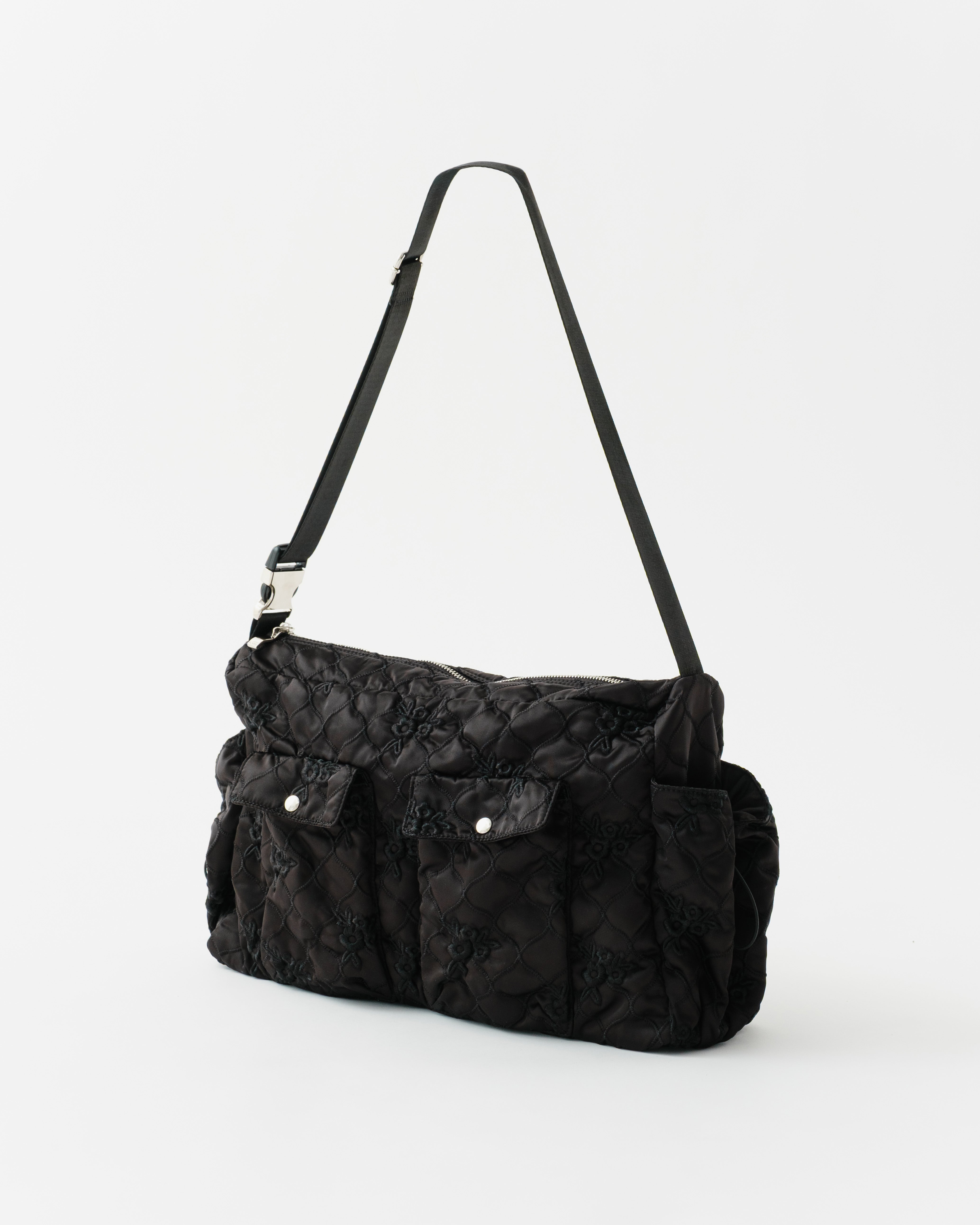 Flower quilted shoulder bag (black)