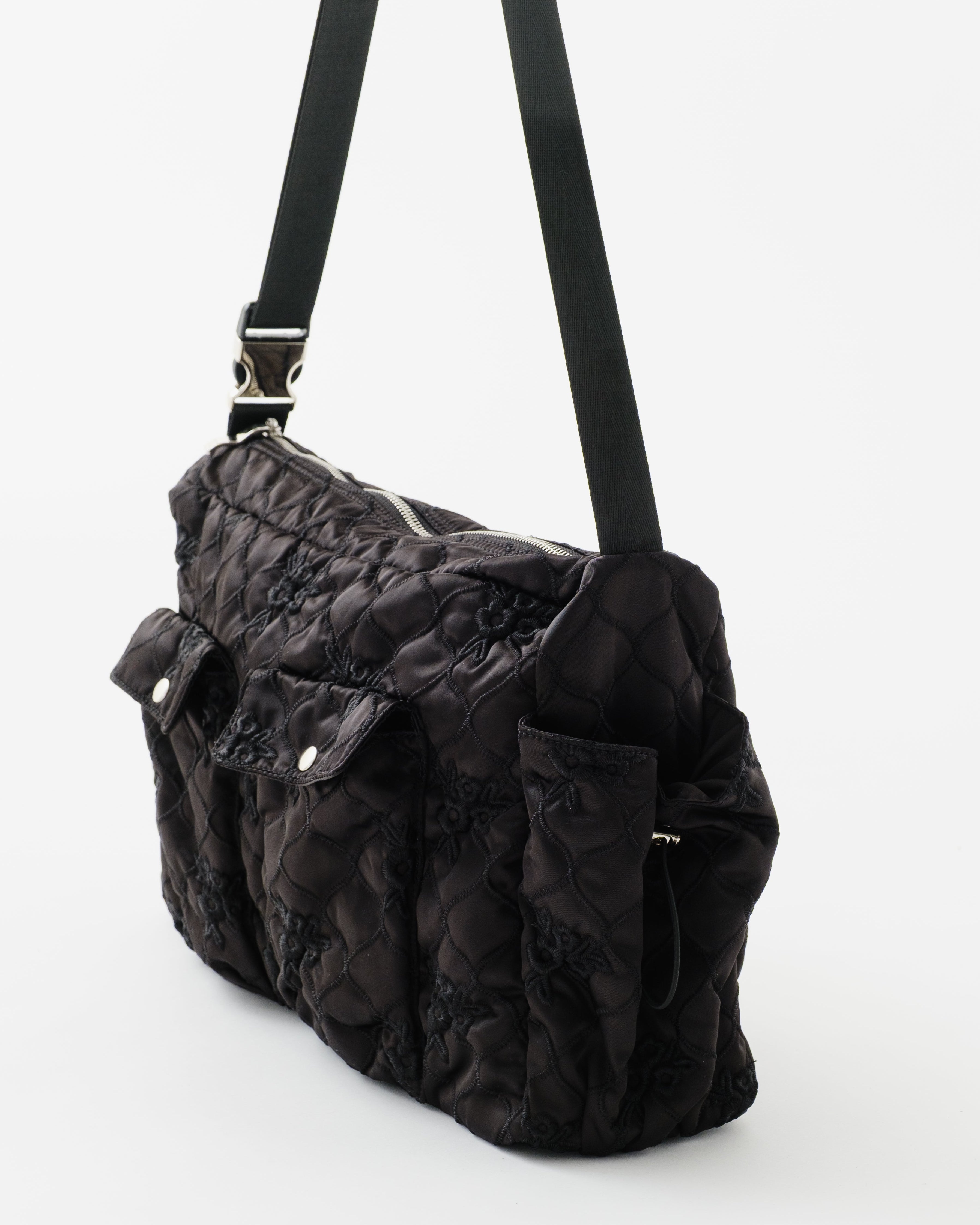 Flower quilted shoulder bag (black)