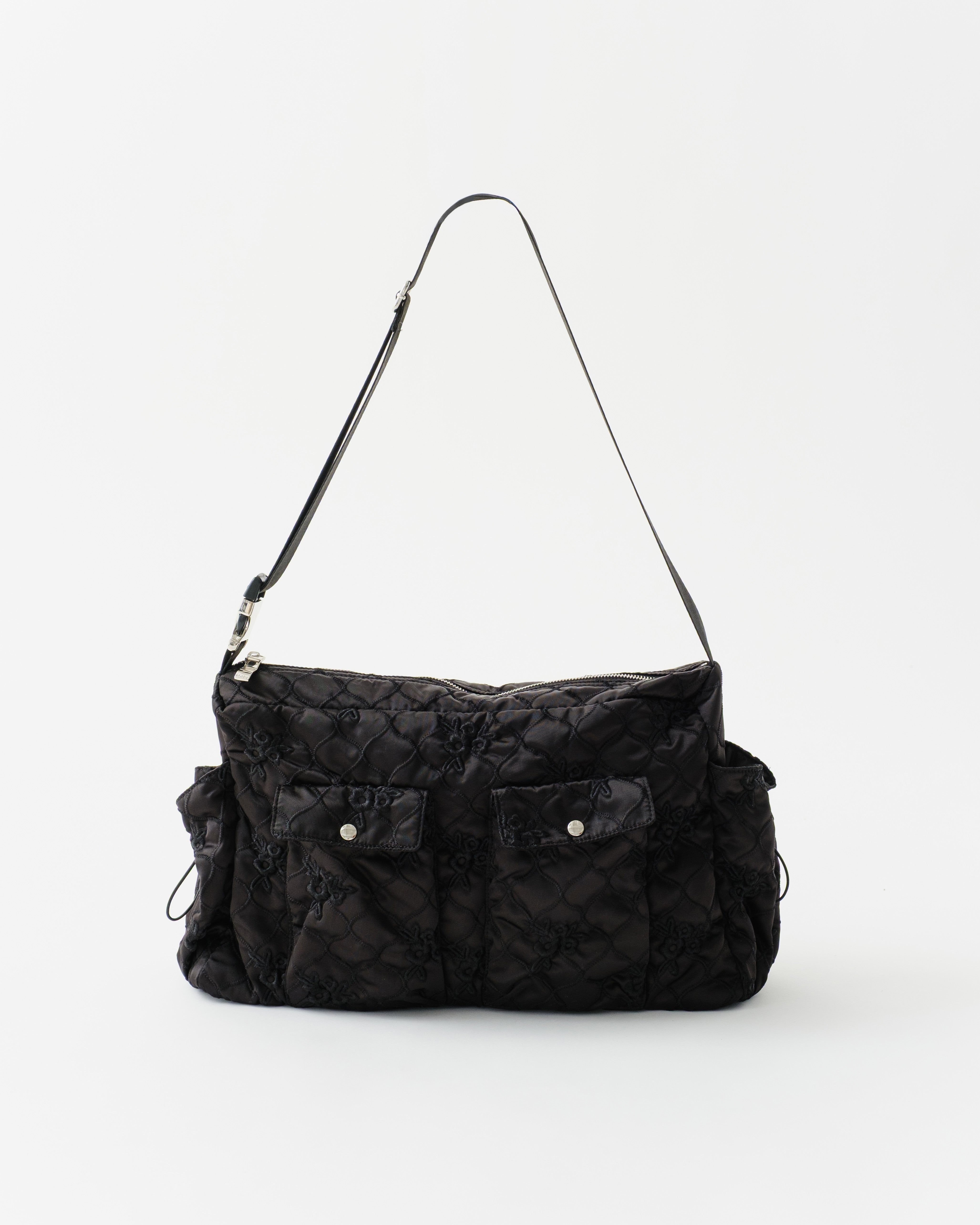 Flower quilted shoulder bag (black)