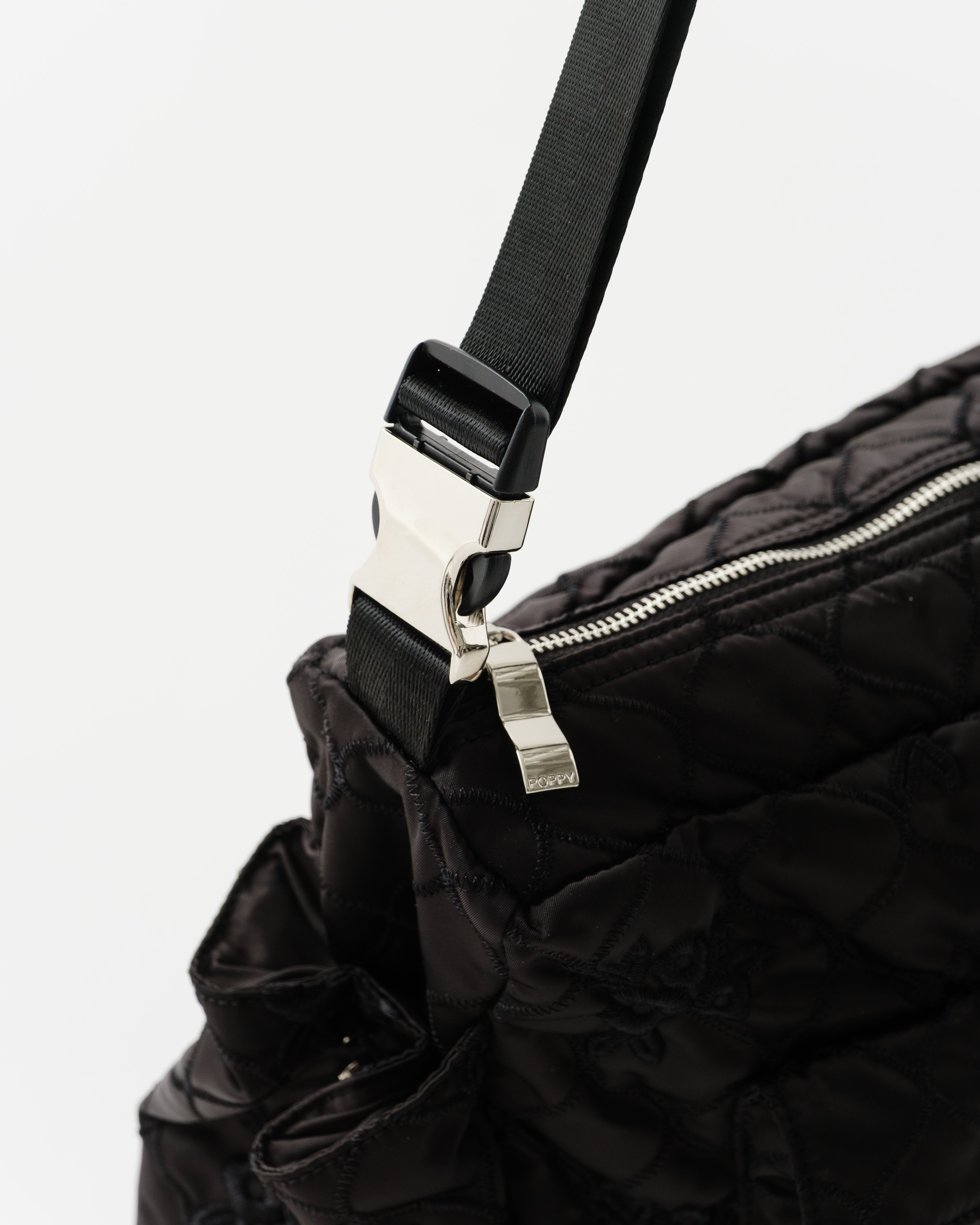 POPPY フラワーキルティングバッグ　新品未使用ブラック Flower quilted shoulder bag (black)