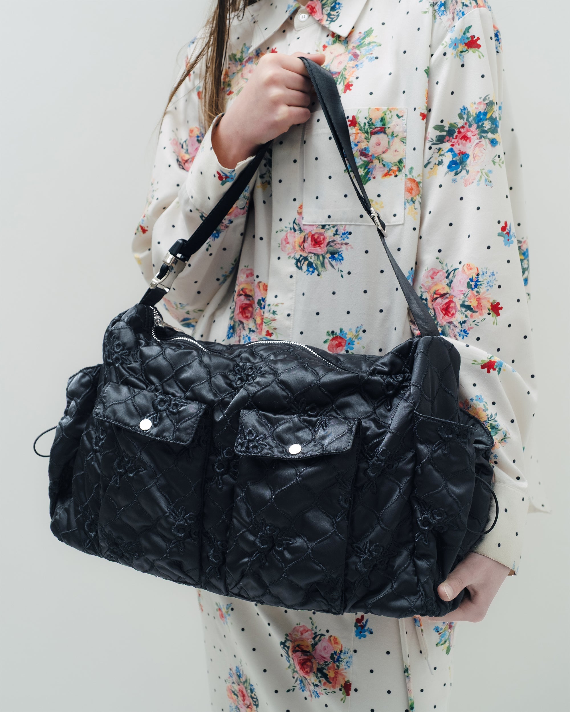 Flower quilted shoulder bag (black)