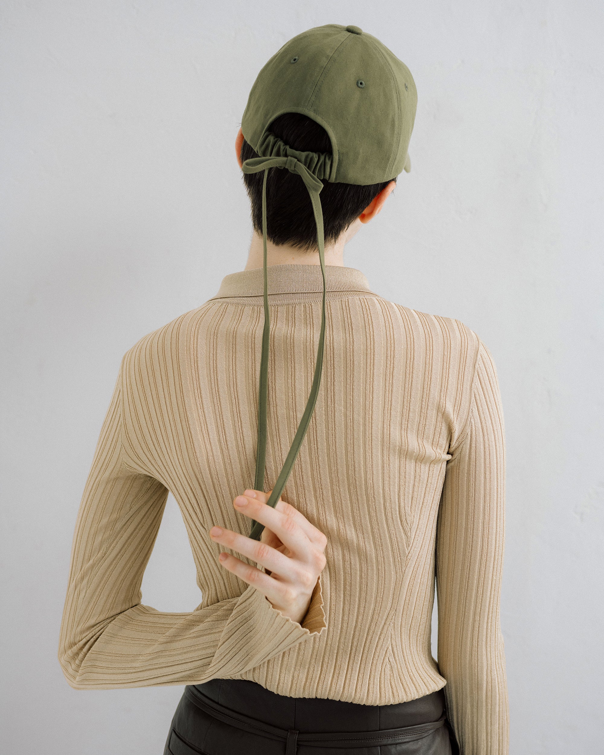 Back ribbon logo cap