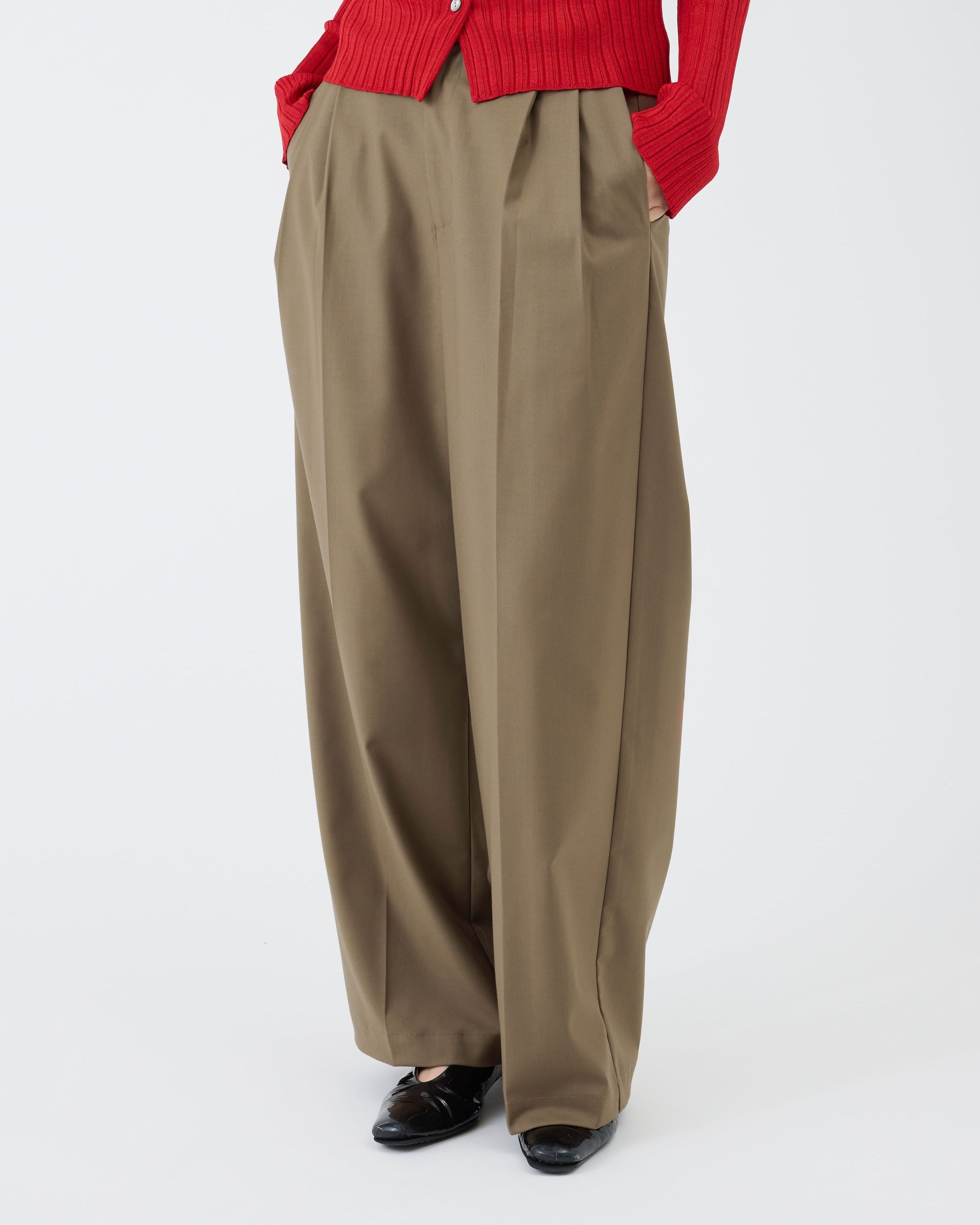 Double-tucked straight pants
