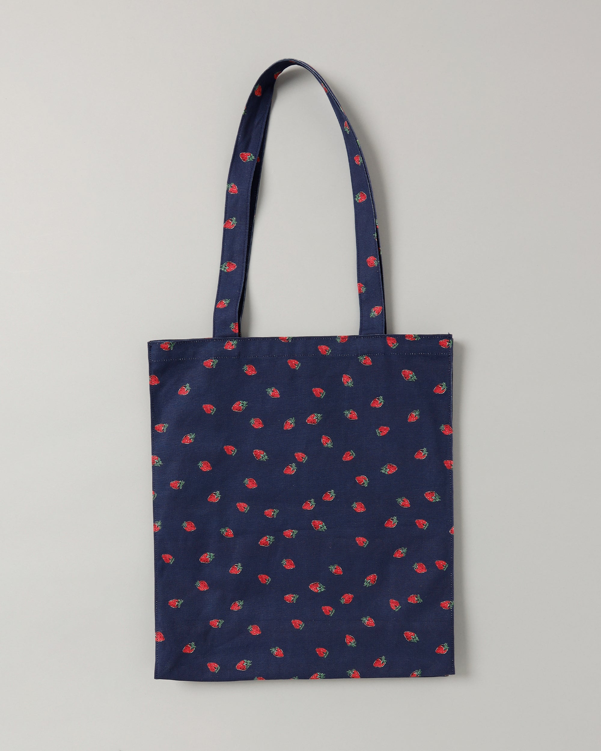 Strawberry pattern tote bag