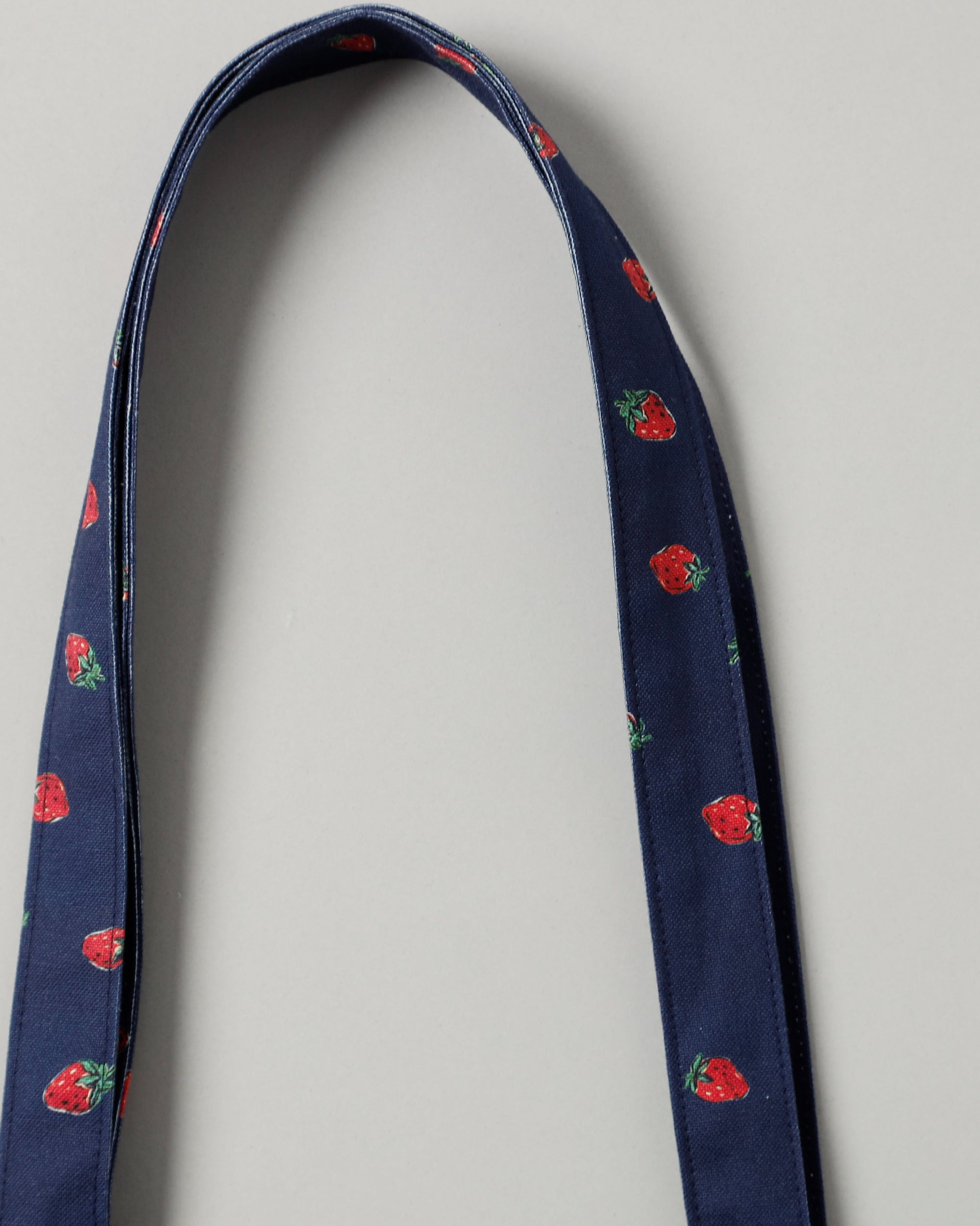 Strawberry pattern tote bag