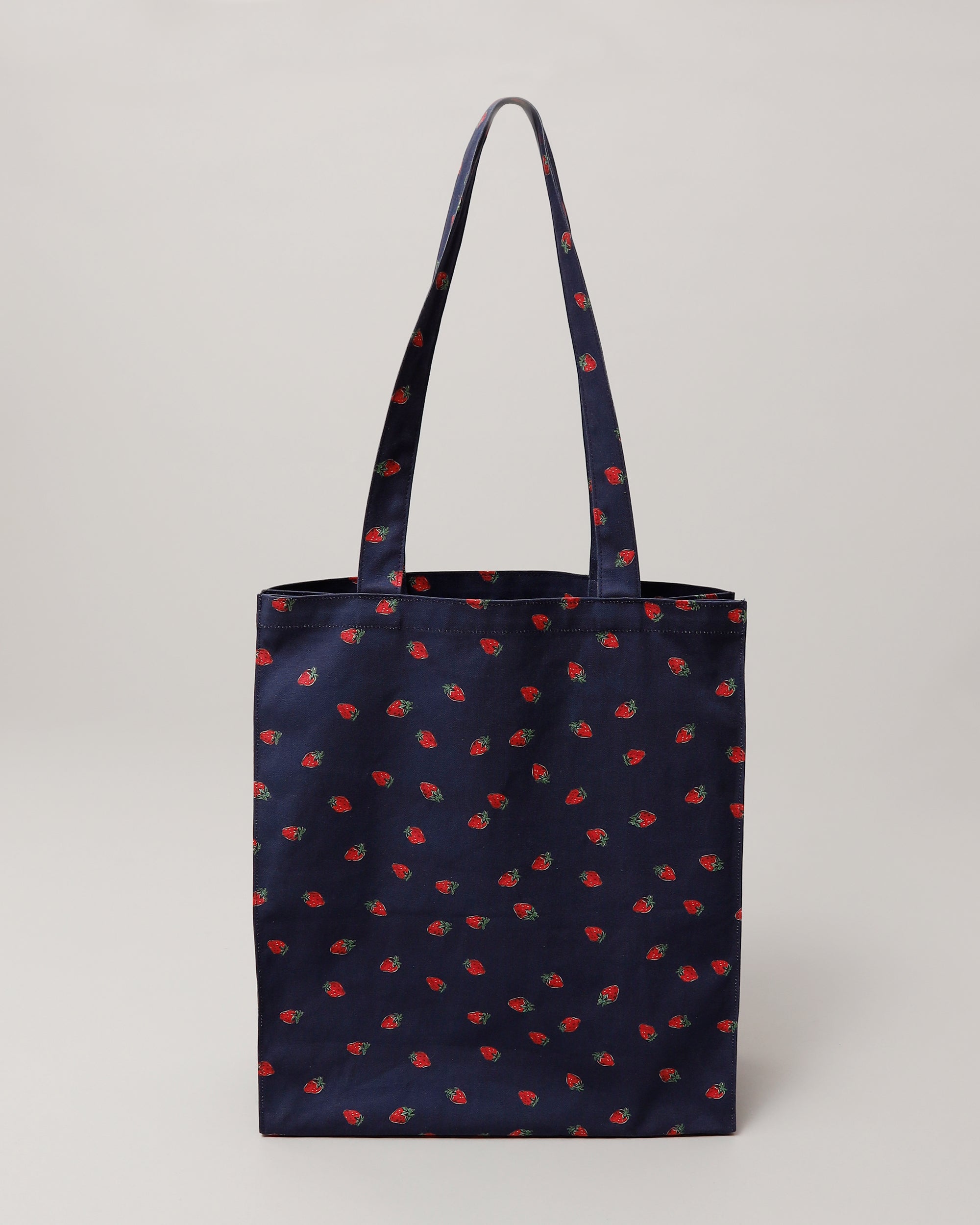 Strawberry pattern tote bag