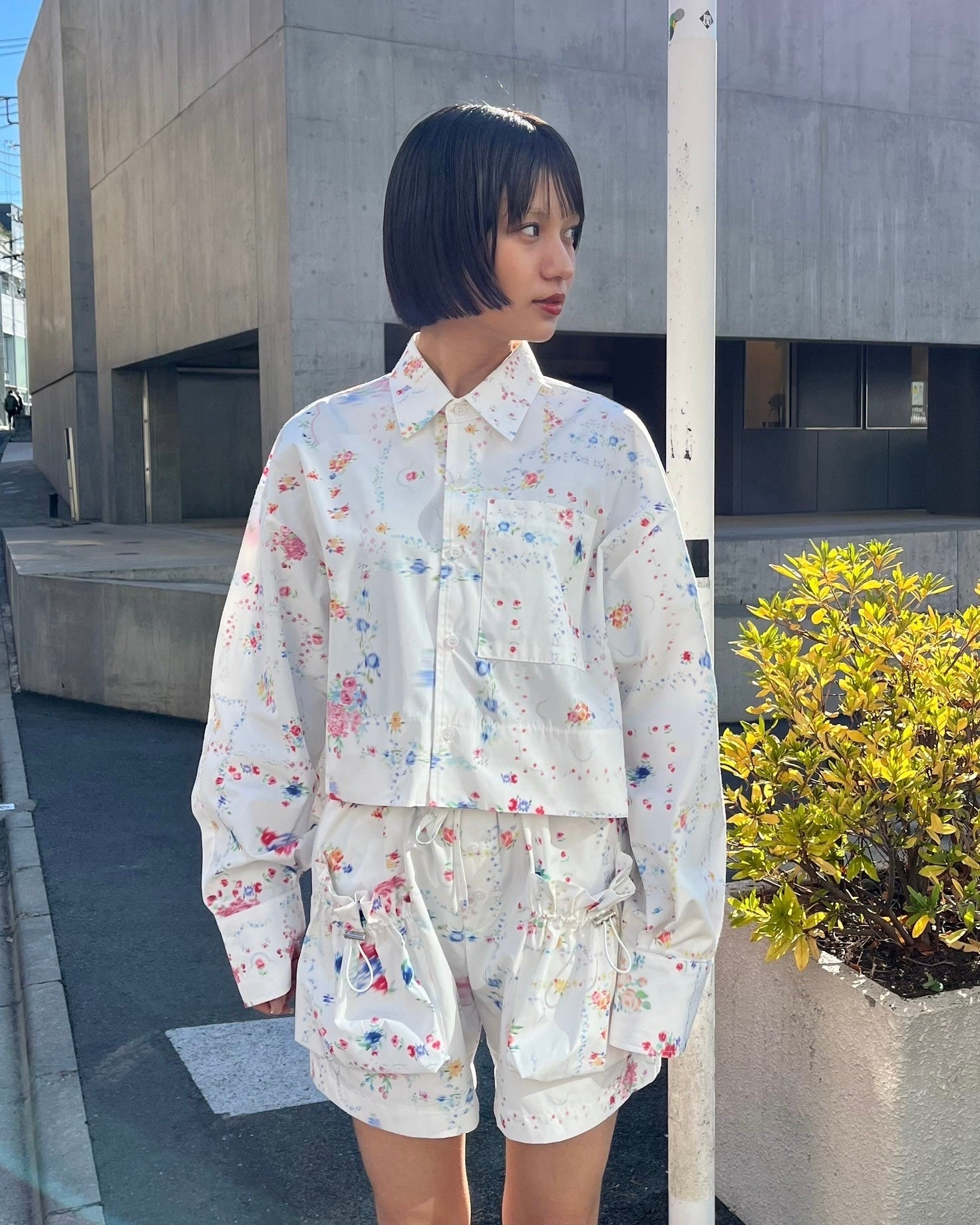 POPPYフラワープリント クロップドシャツ Cropped shirt (multi)