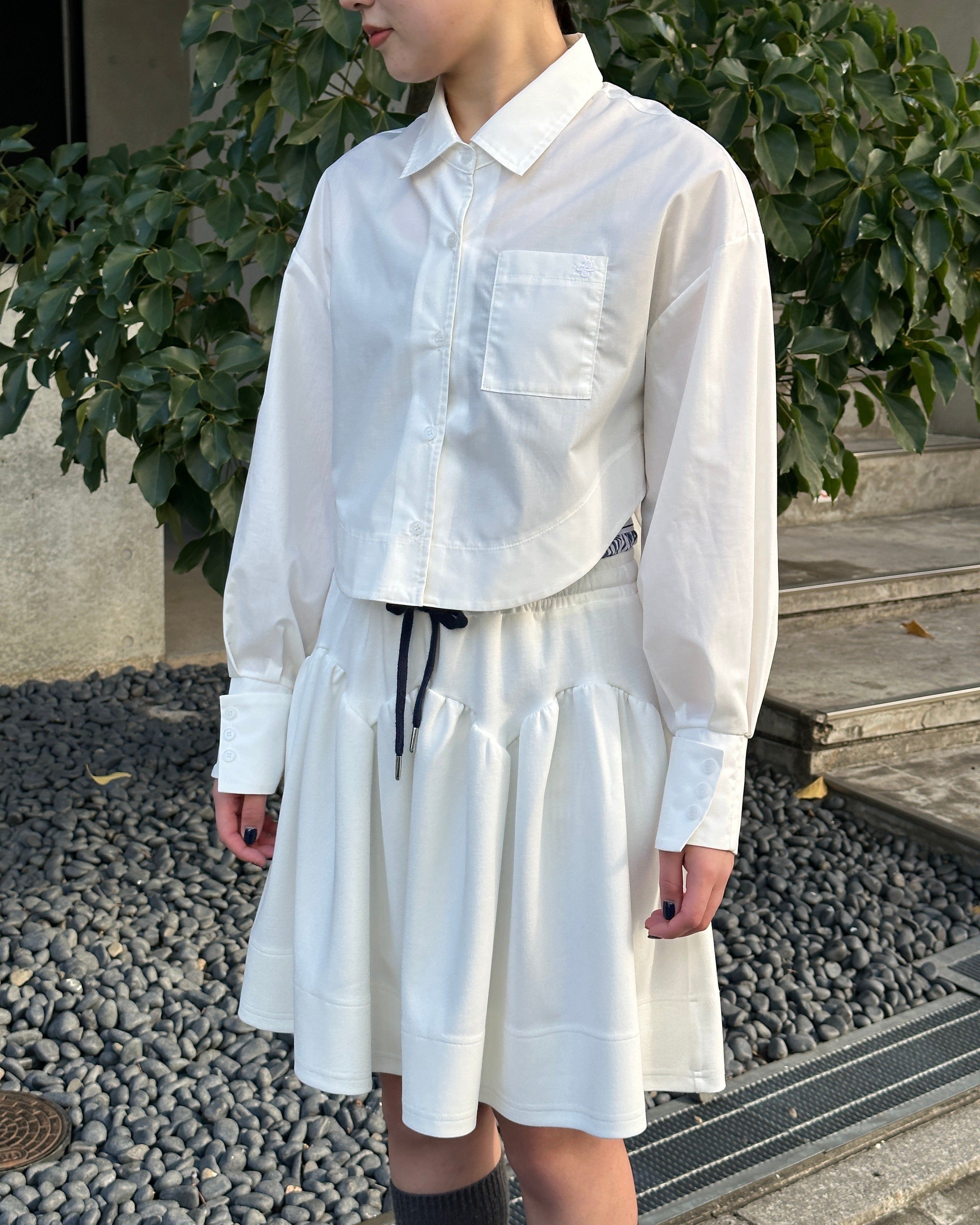 Curved hemline short shirt (white)