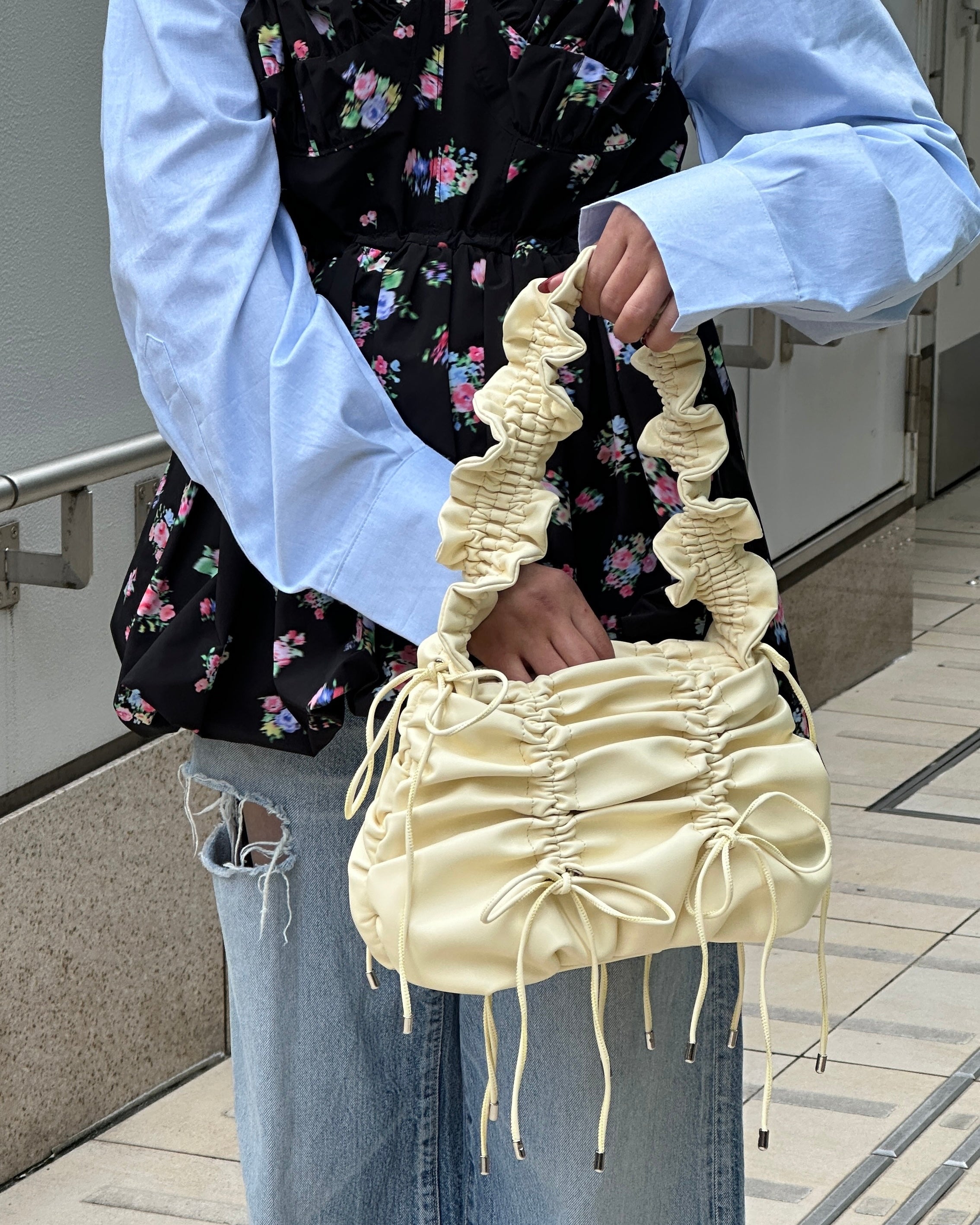 é ribbon 2way bijou satin gather bag é ribbon 2way bijou satin gather bag