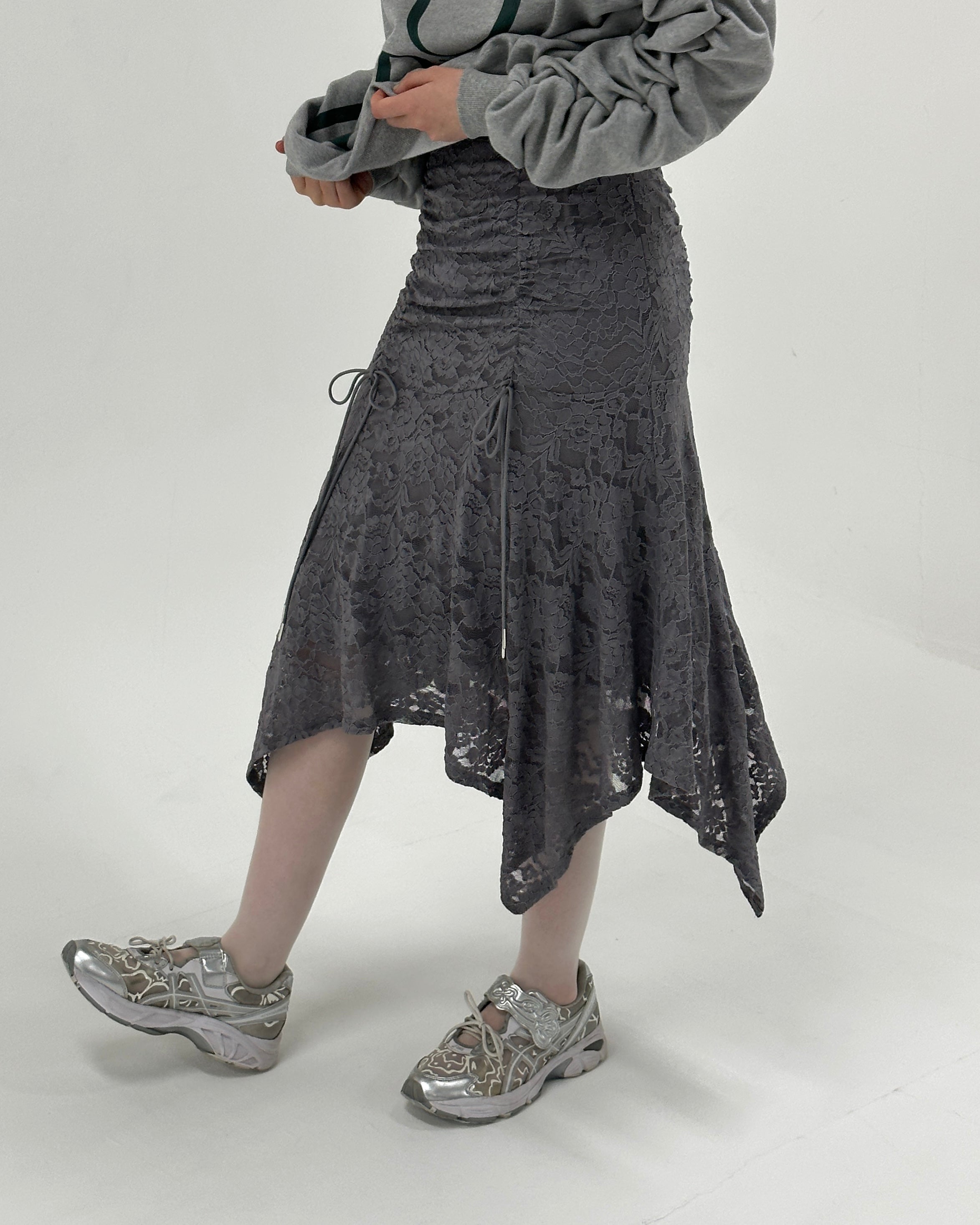 Handkerchief hem lace skirt (white/gray)