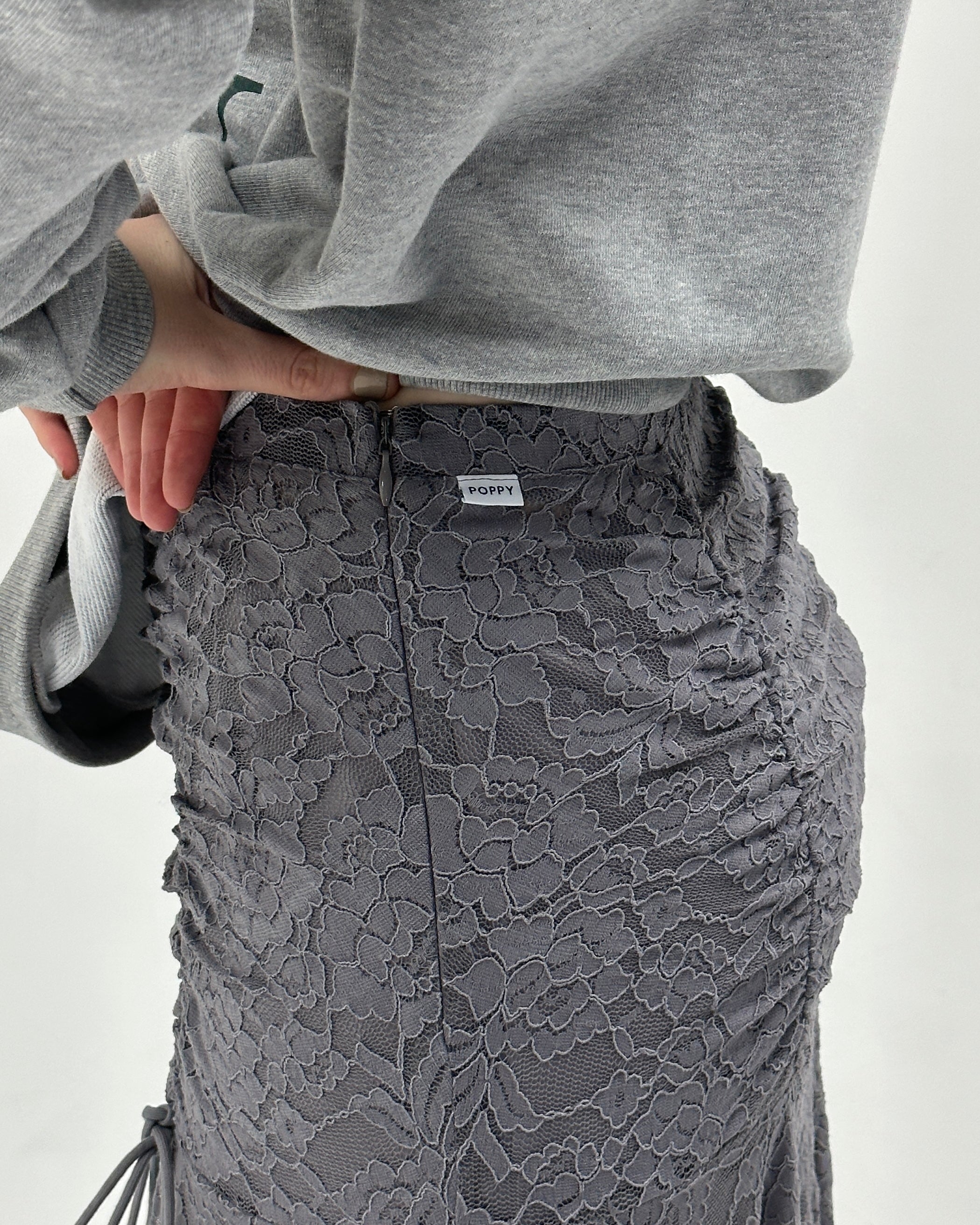 Handkerchief hem lace skirt (white/gray)