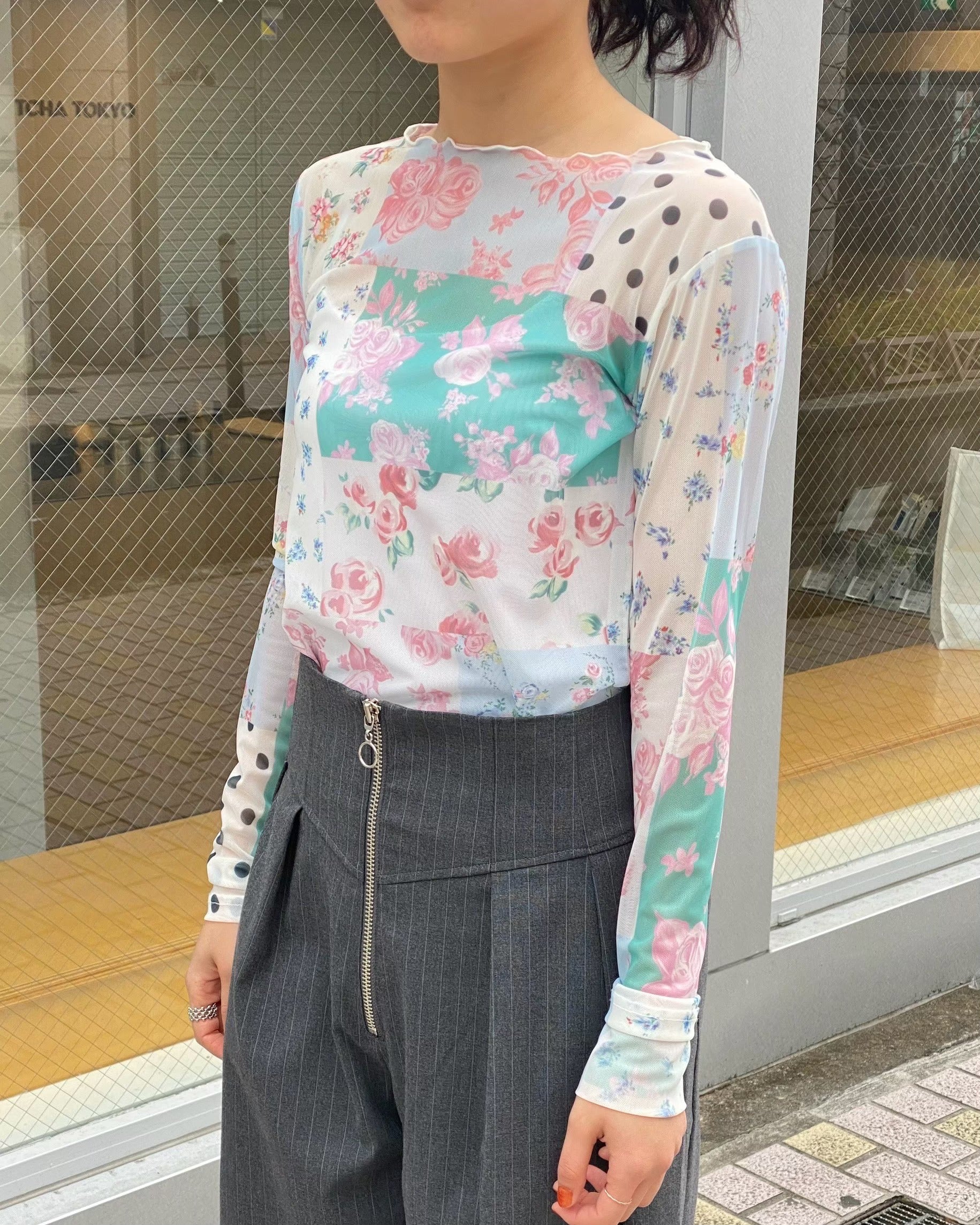 トップス NOSTALGIC PATCHWORK SEE-THROUGH TOPS Nostalgic patchwork see-through tops (round neck)