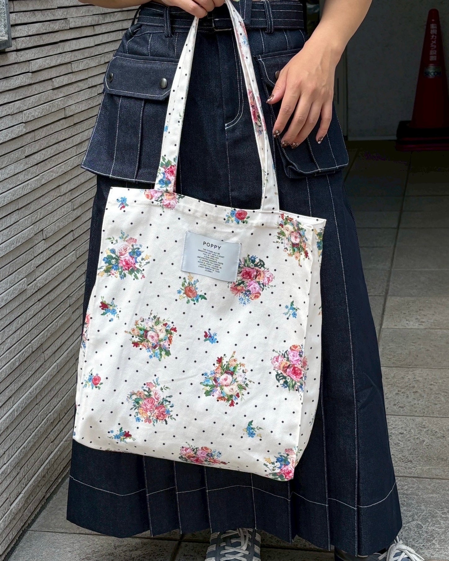 Dot flower tote bag