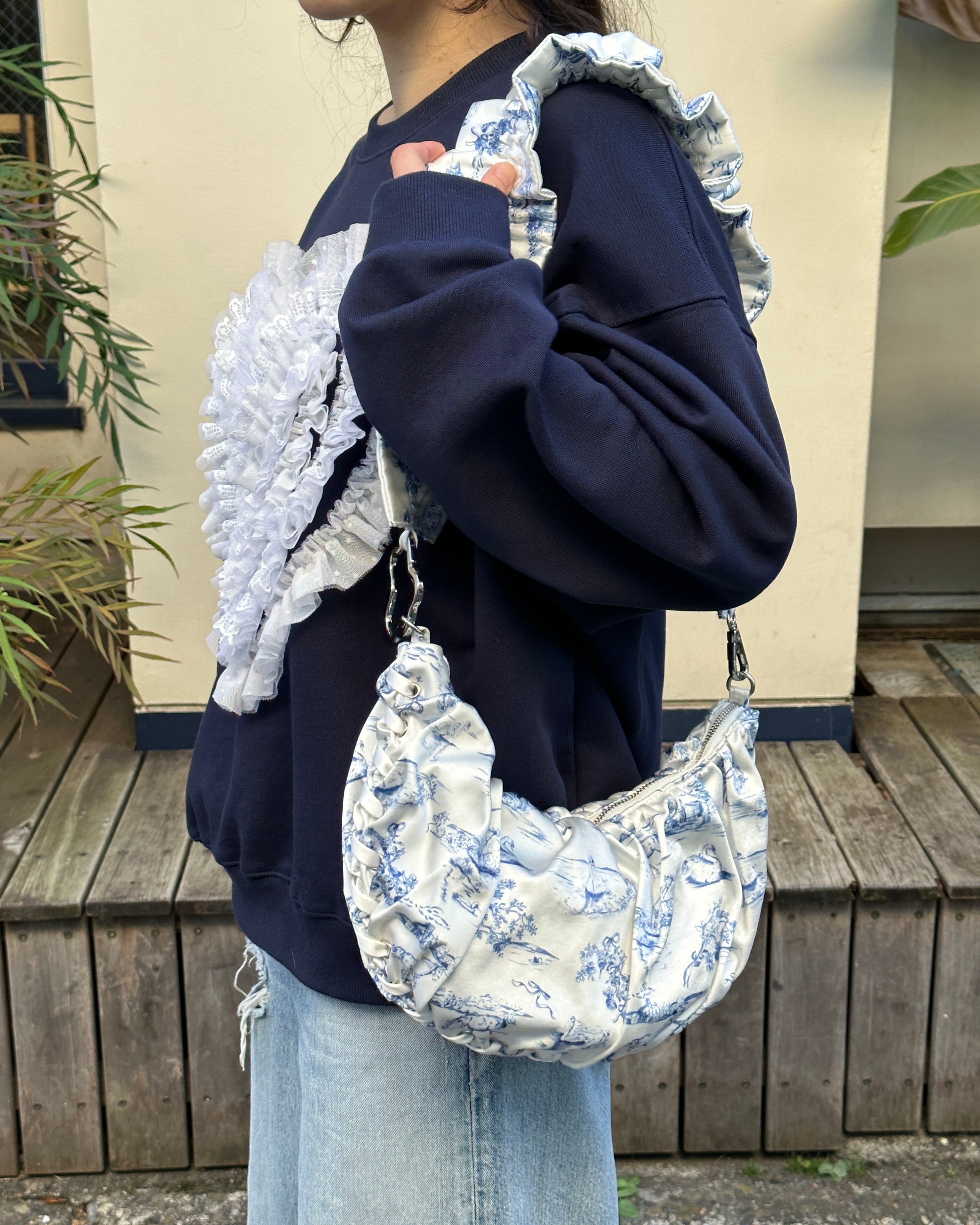 Half-moon gathered bag (Toile de Jouy)