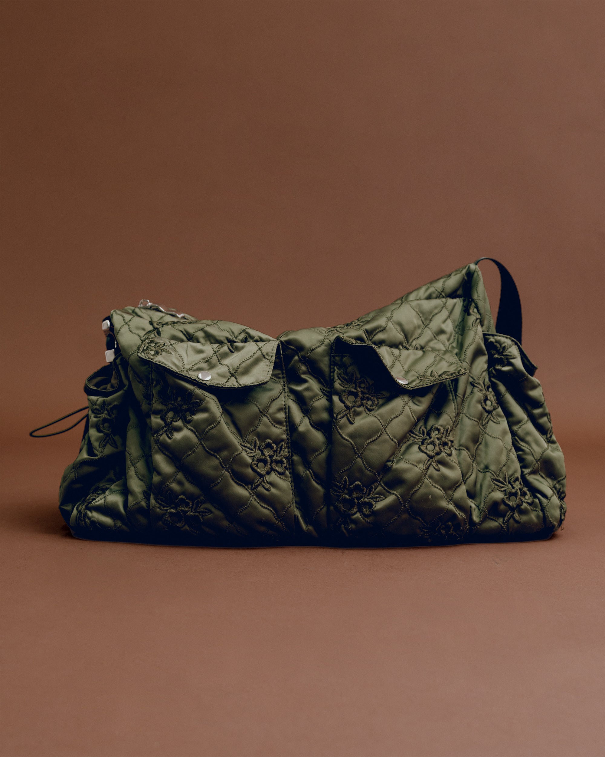 POPPY フラワーキルティングバッグ　新品未使用ブラック Flower quilted shoulder bag (black)